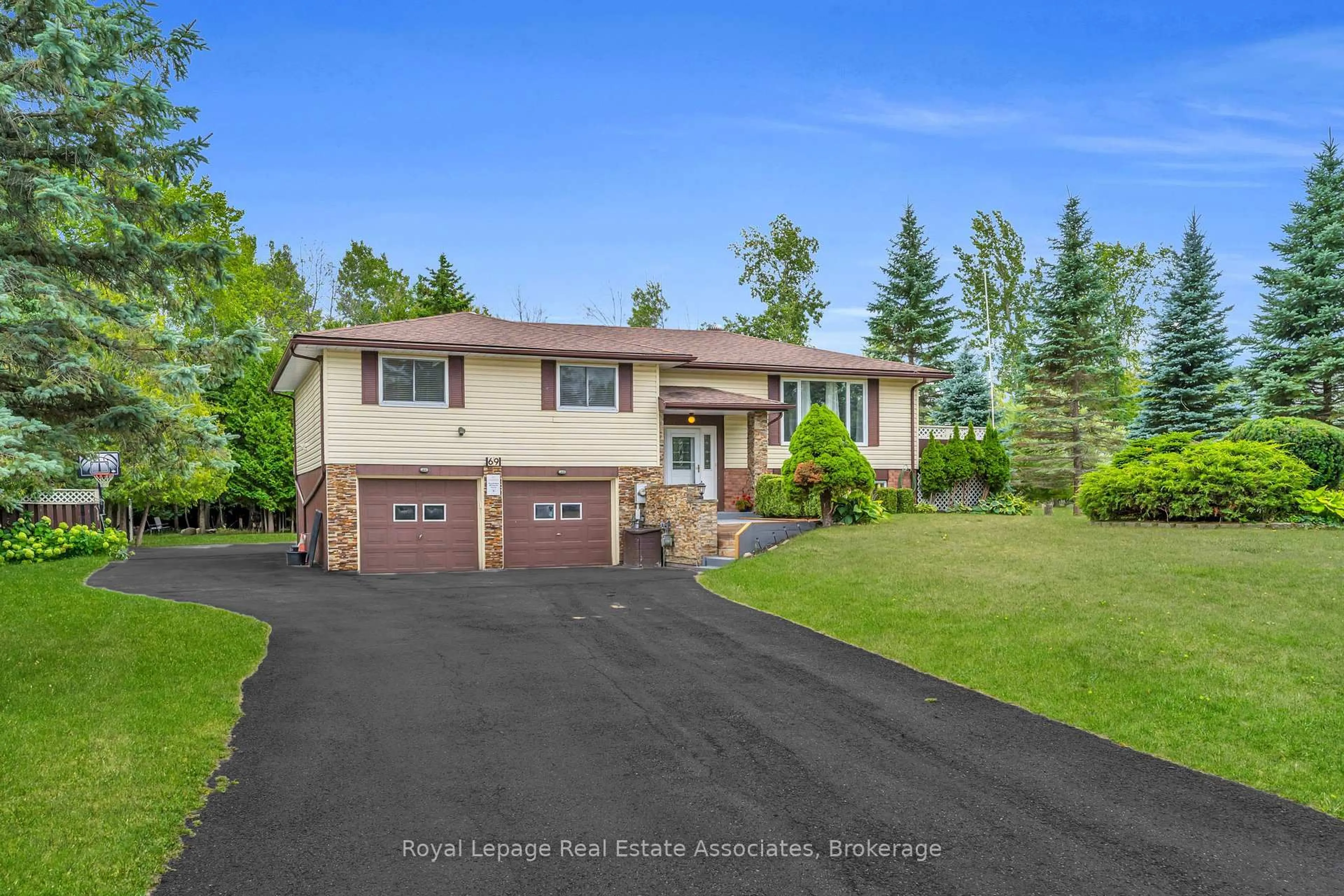 A pic from outside/outdoor area/front of a property/back of a property/a pic from drone, water/lake/river/ocean view for 69 George Ave, Wasaga Beach Ontario L9Z 2X9