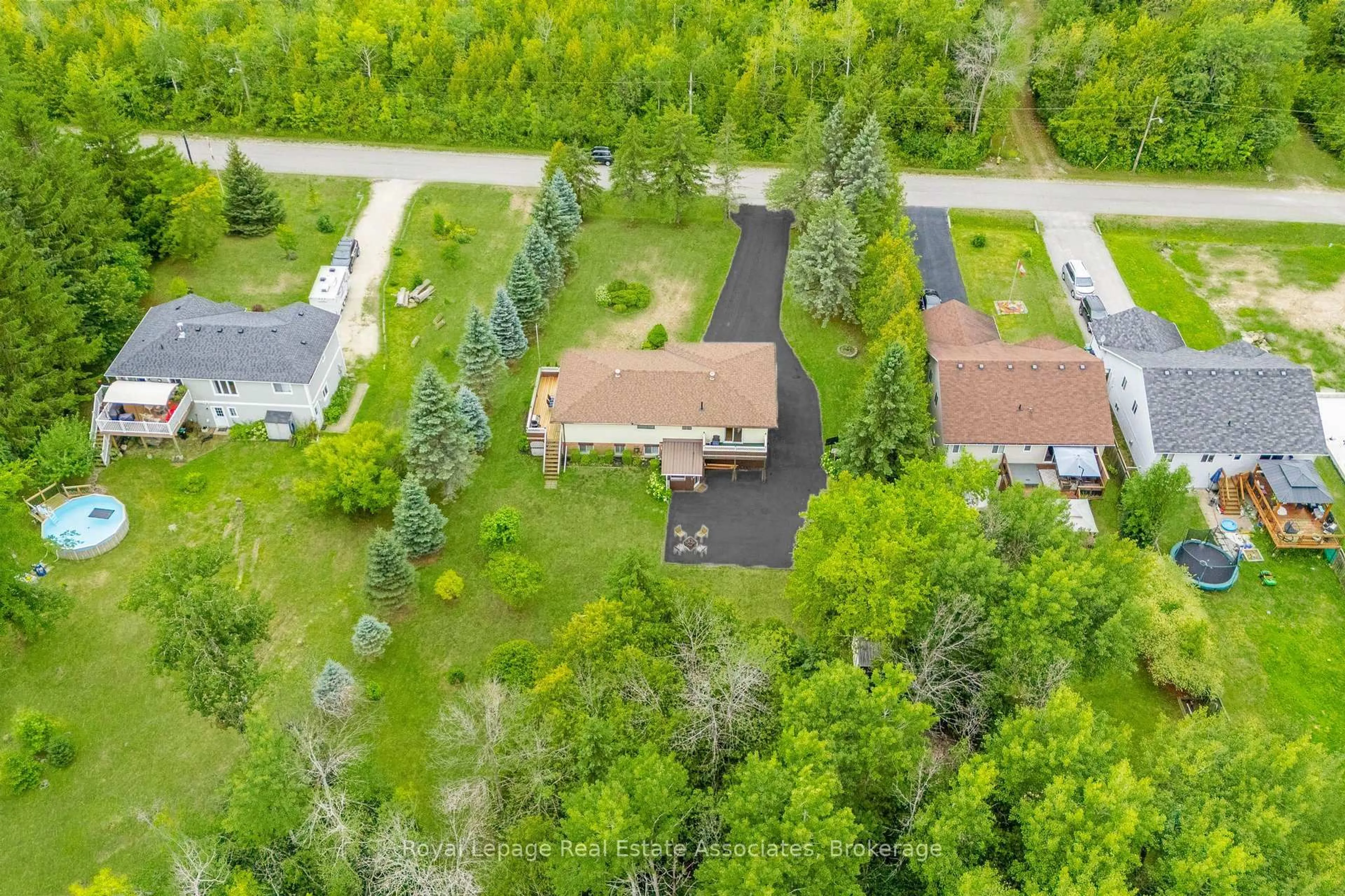 A pic from outside/outdoor area/front of a property/back of a property/a pic from drone, unknown for 69 George Ave, Wasaga Beach Ontario L9Z 2X9
