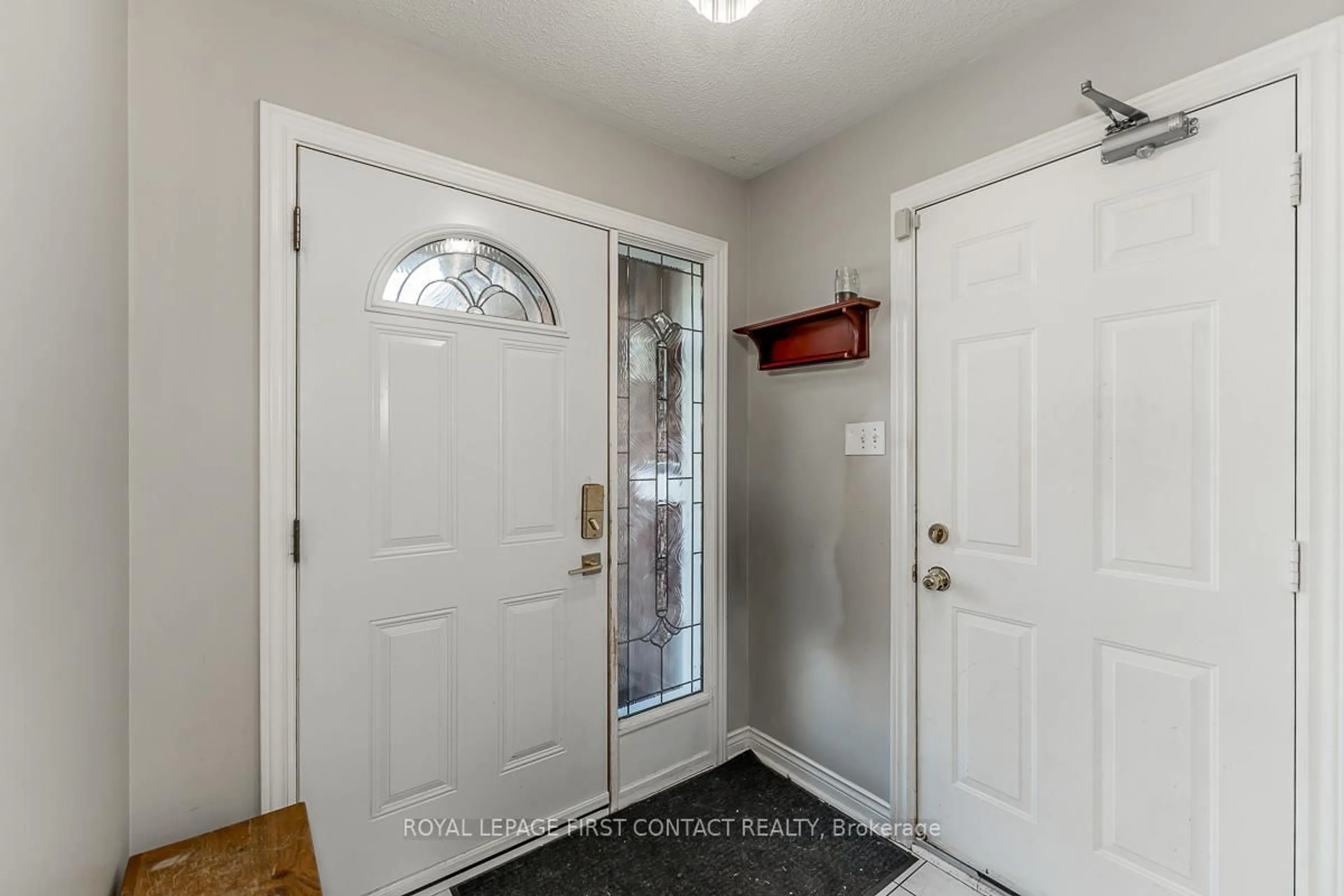 Indoor entryway for 1 Lang Dr, Barrie Ontario L4N 7X9