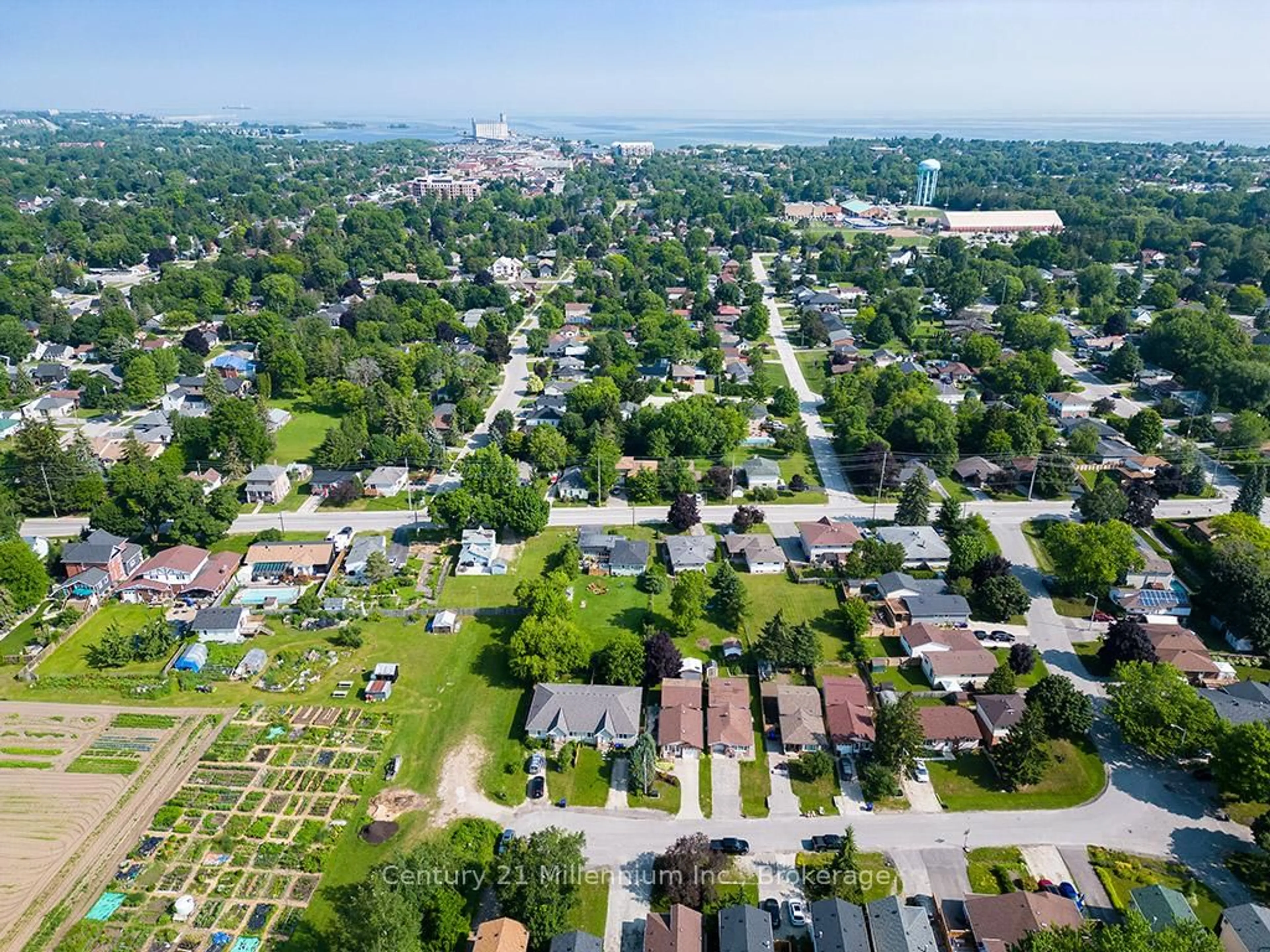 A pic from outside/outdoor area/front of a property/back of a property/a pic from drone, street for 20 Leslie Dr, Collingwood Ontario L9Y 4P2