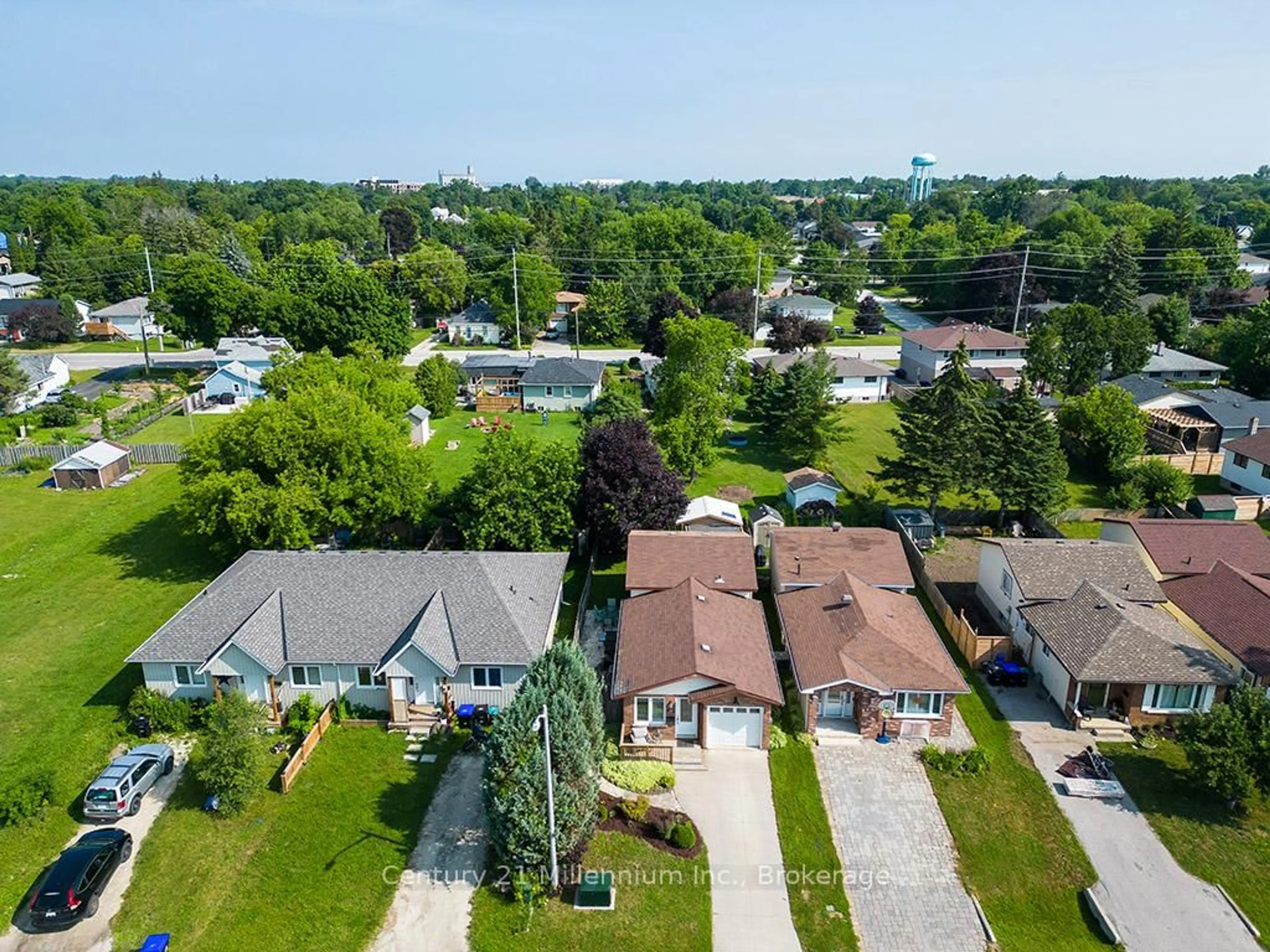 A pic from outside/outdoor area/front of a property/back of a property/a pic from drone, street for 20 Leslie Dr, Collingwood Ontario L9Y 4P2