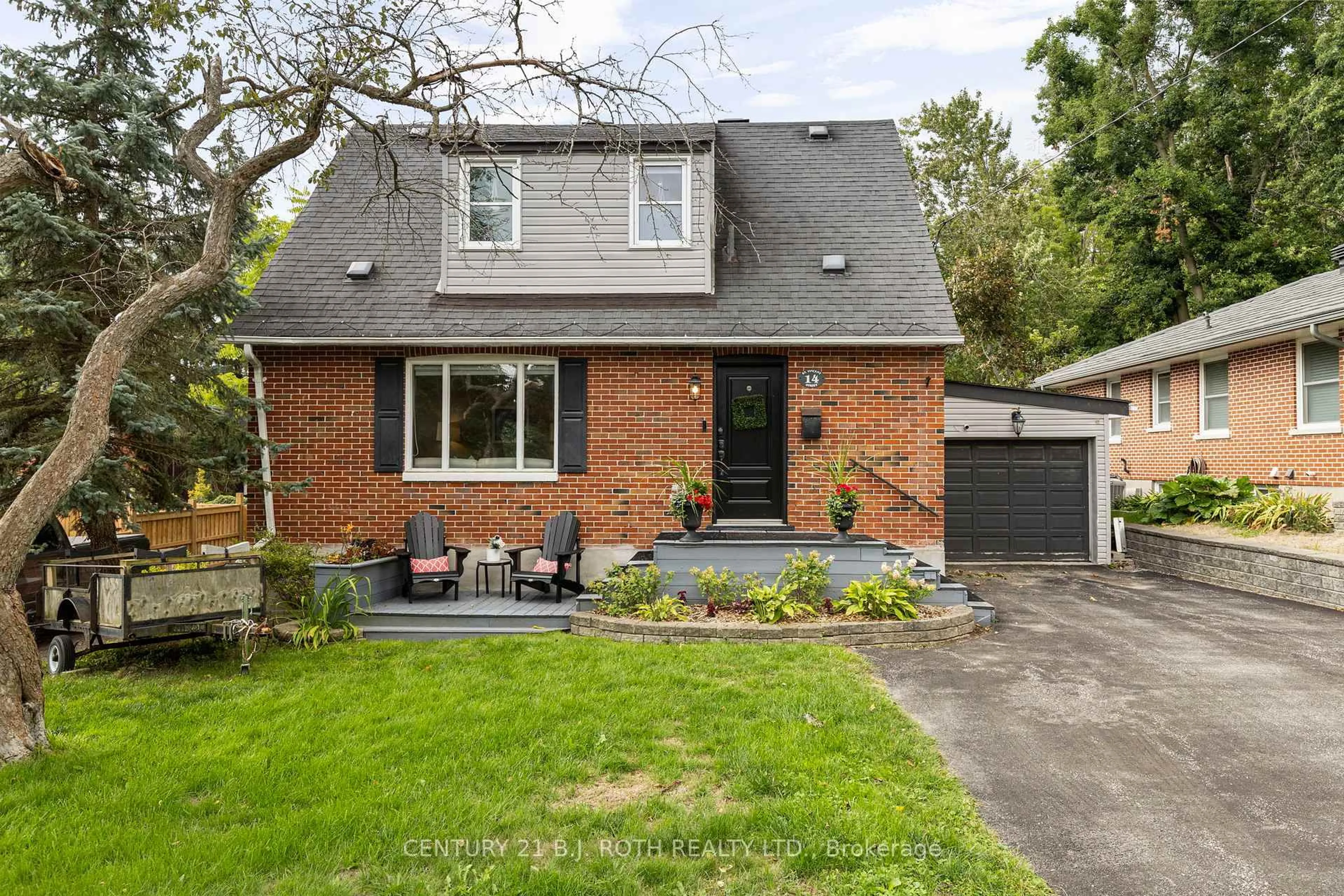 Home with brick exterior material, street for 14 ST.VINCENT St, Barrie Ontario L4M 3Y2
