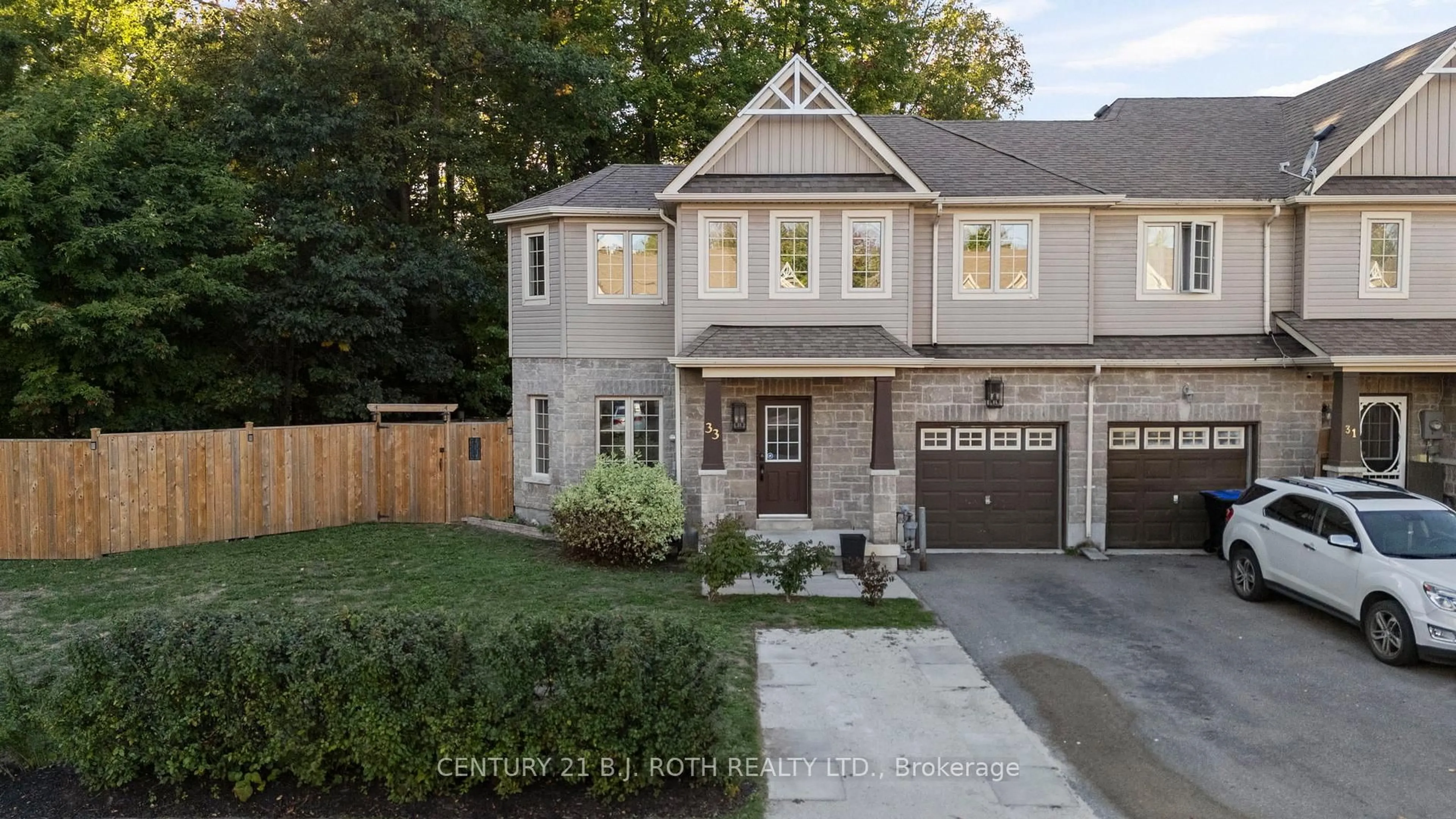 Home with brick exterior material, street for 33 ARCADIA Rd, Wasaga Beach Ontario L9Z 3C7