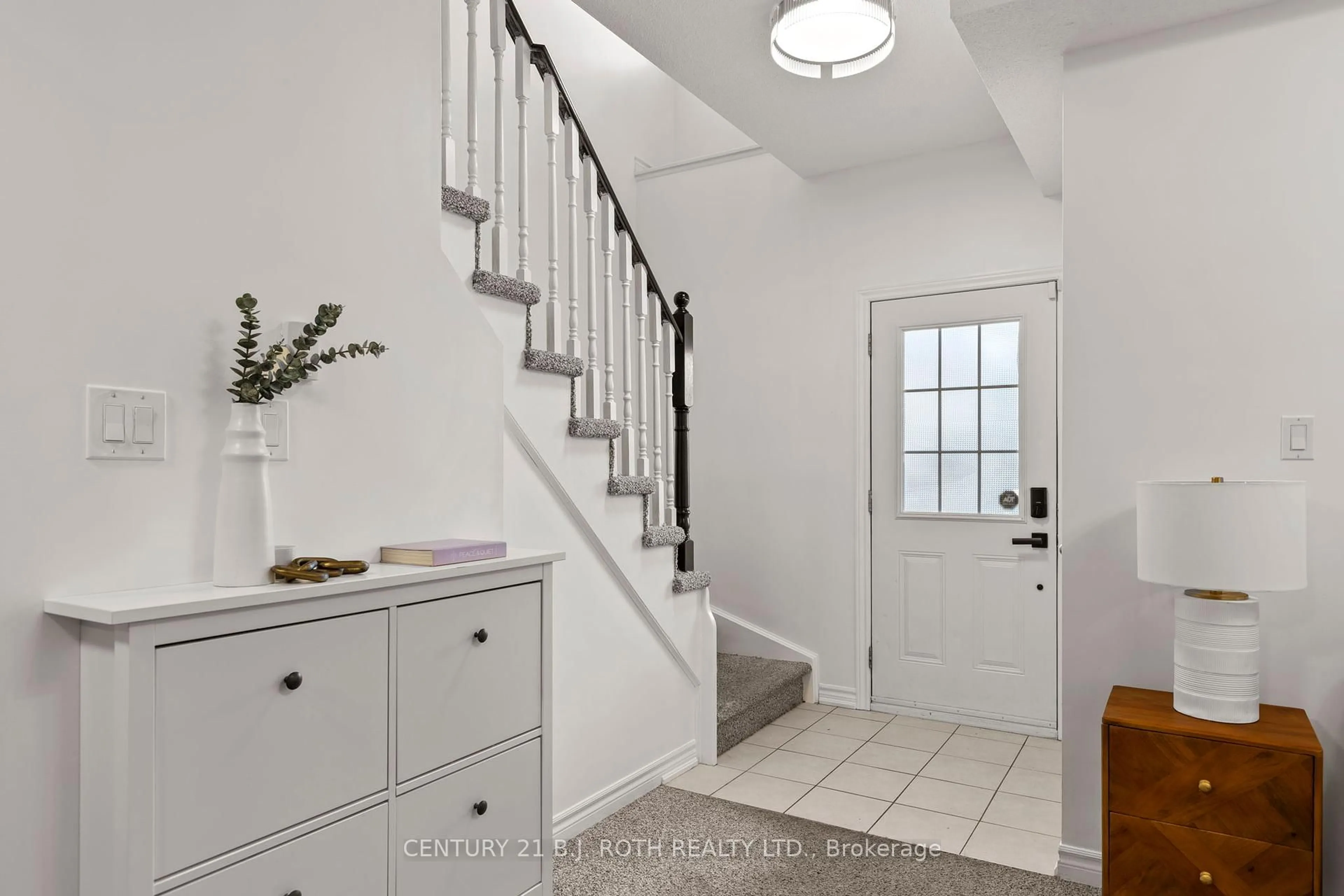 Indoor entryway for 33 ARCADIA Rd, Wasaga Beach Ontario L9Z 3C7