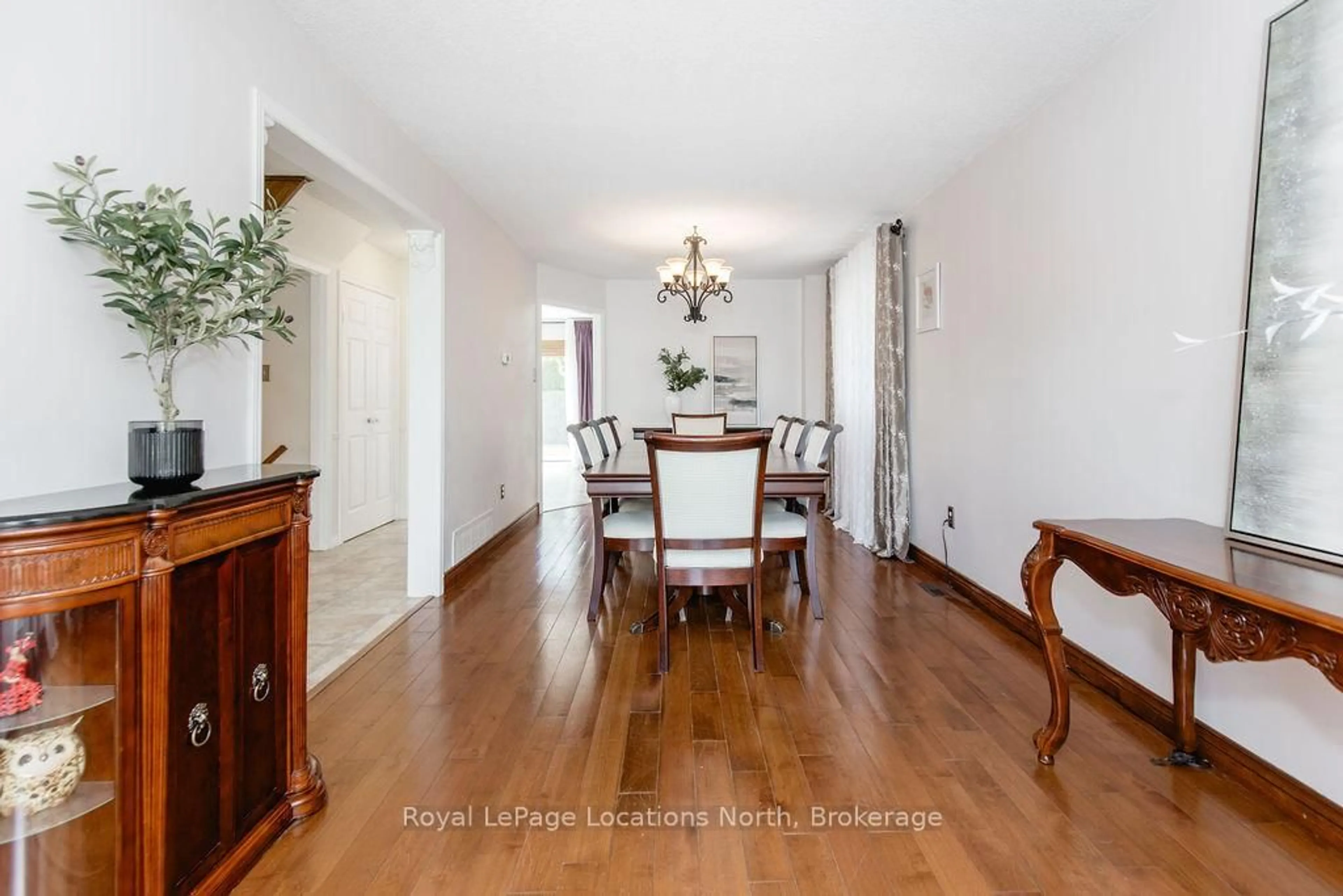 Dining room, wood/laminate floor for 10 BARWICK Dr, Barrie Ontario L4N 6Z7