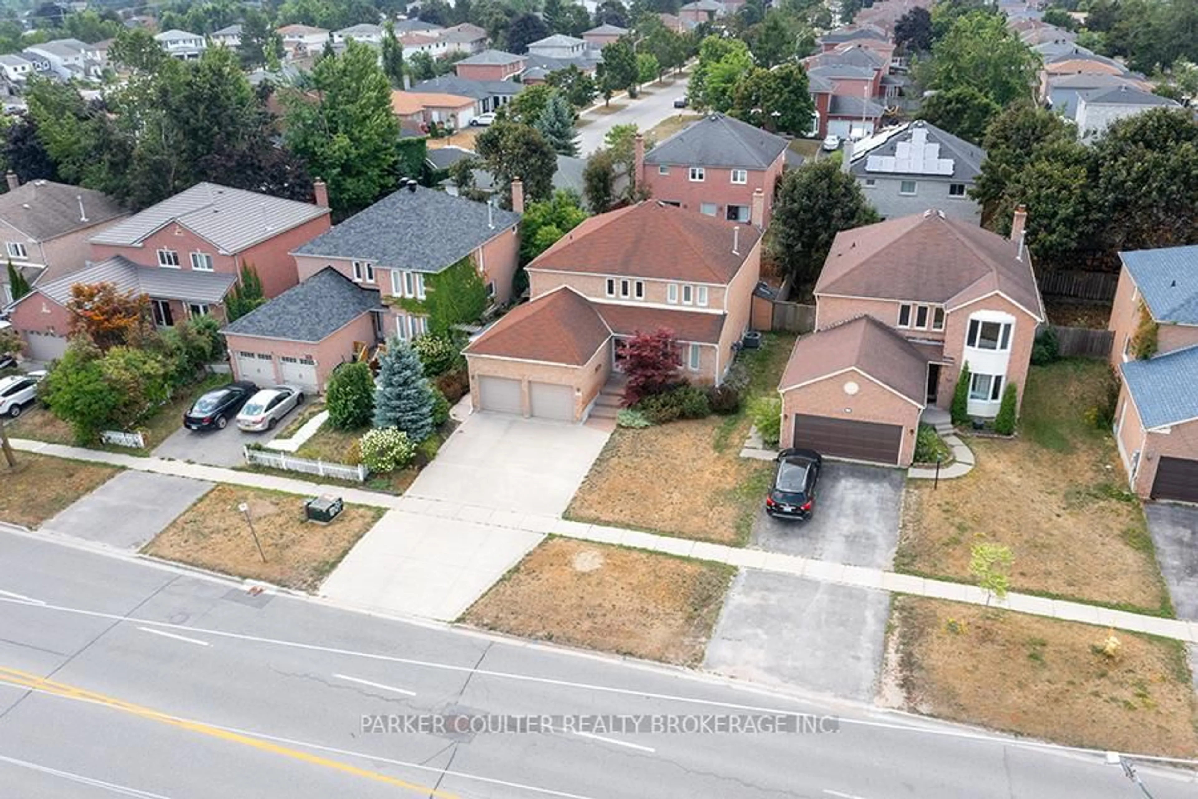 A pic from outside/outdoor area/front of a property/back of a property/a pic from drone, street for 456 St Vincent St, Barrie Ontario L4M 6T5