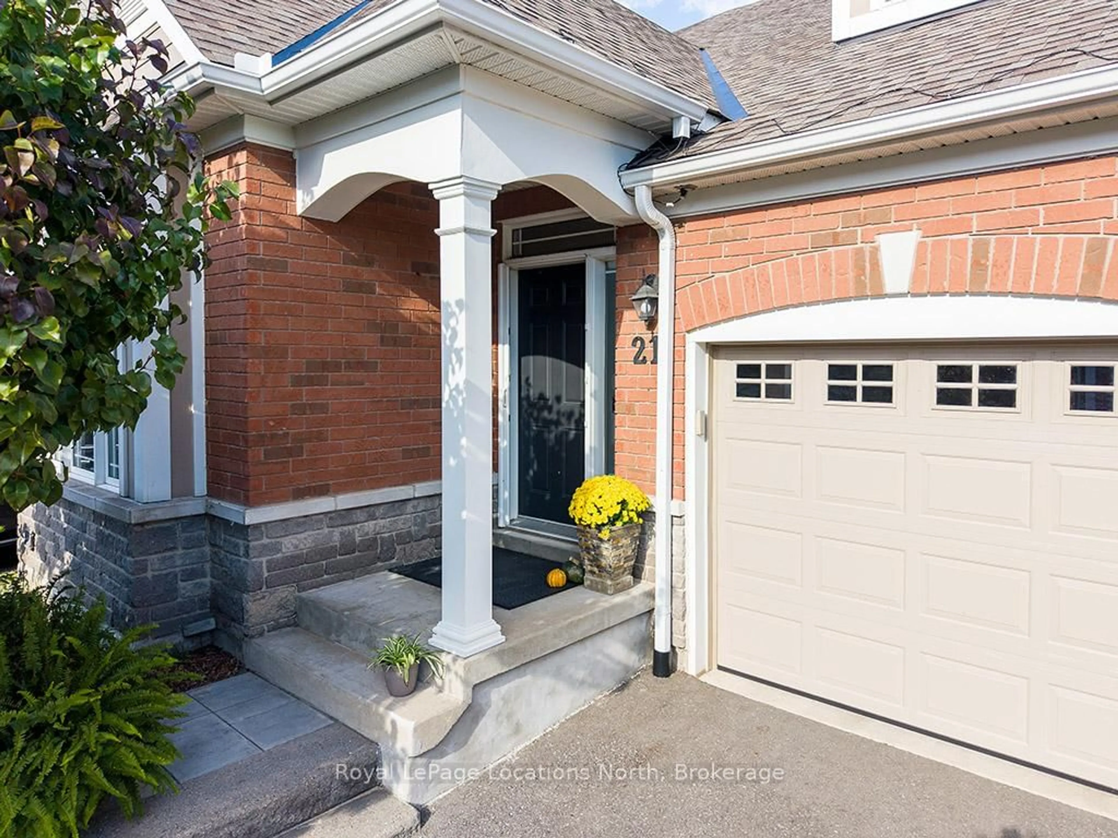 Home with brick exterior material, street for 21 Waterside Lane, Collingwood Ontario L9Y 0E8