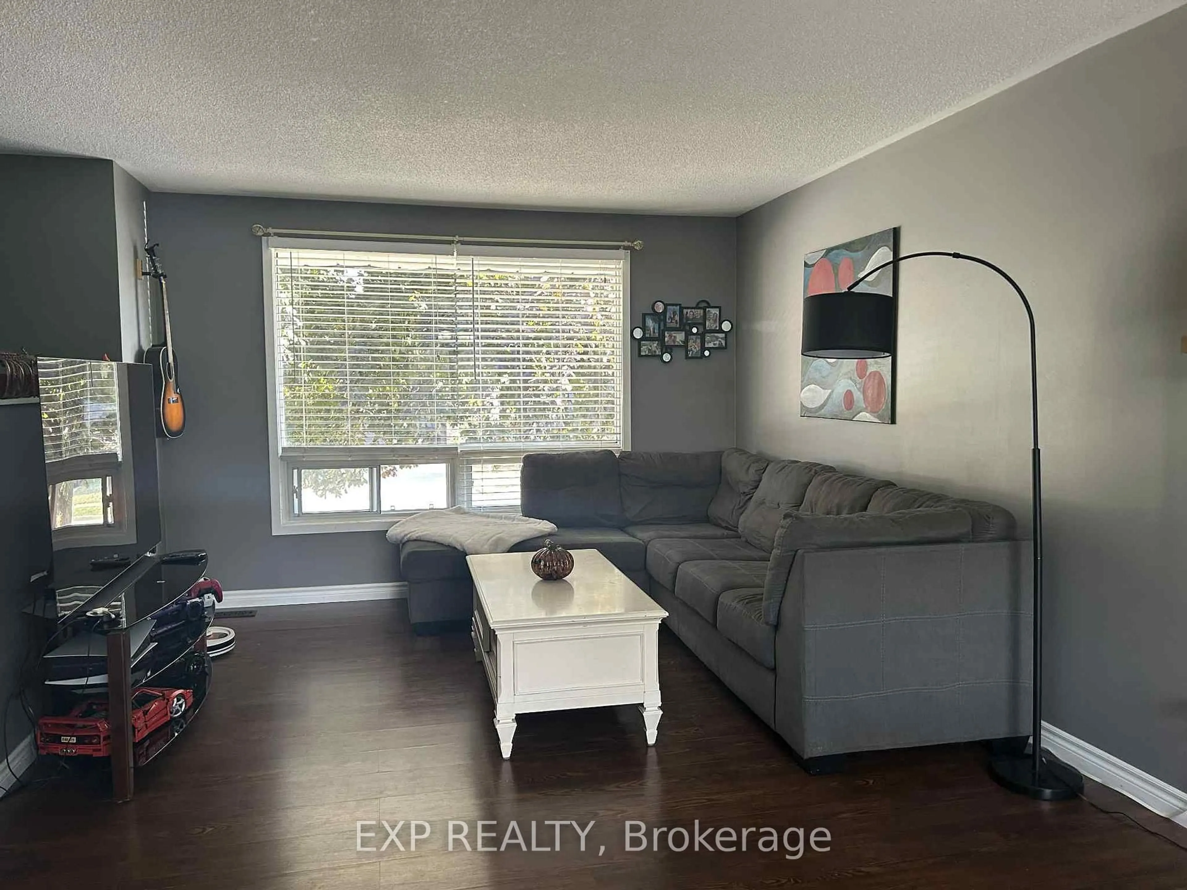 Living room with furniture, wood/laminate floor for 440 Barrie Rd, Orillia Ontario L3V 6L9