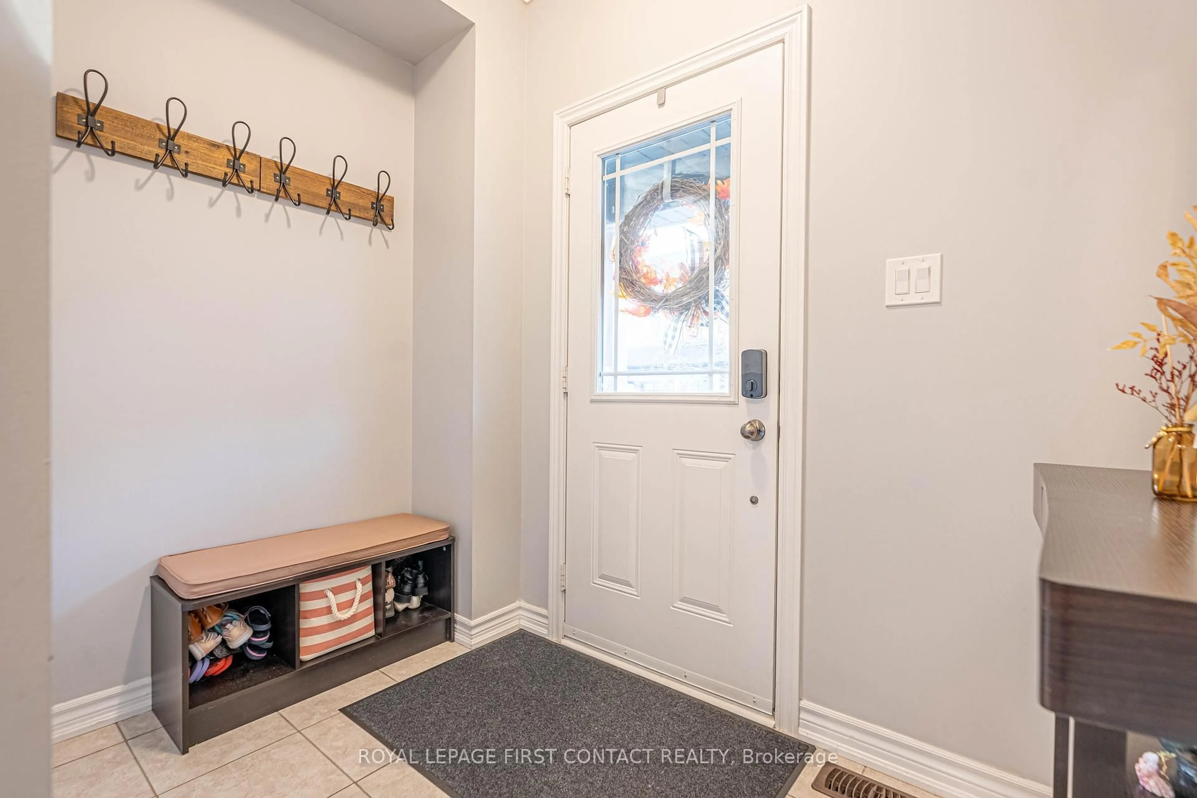 Indoor entryway for 26 Deneb St, Barrie Ontario L4M 0K6