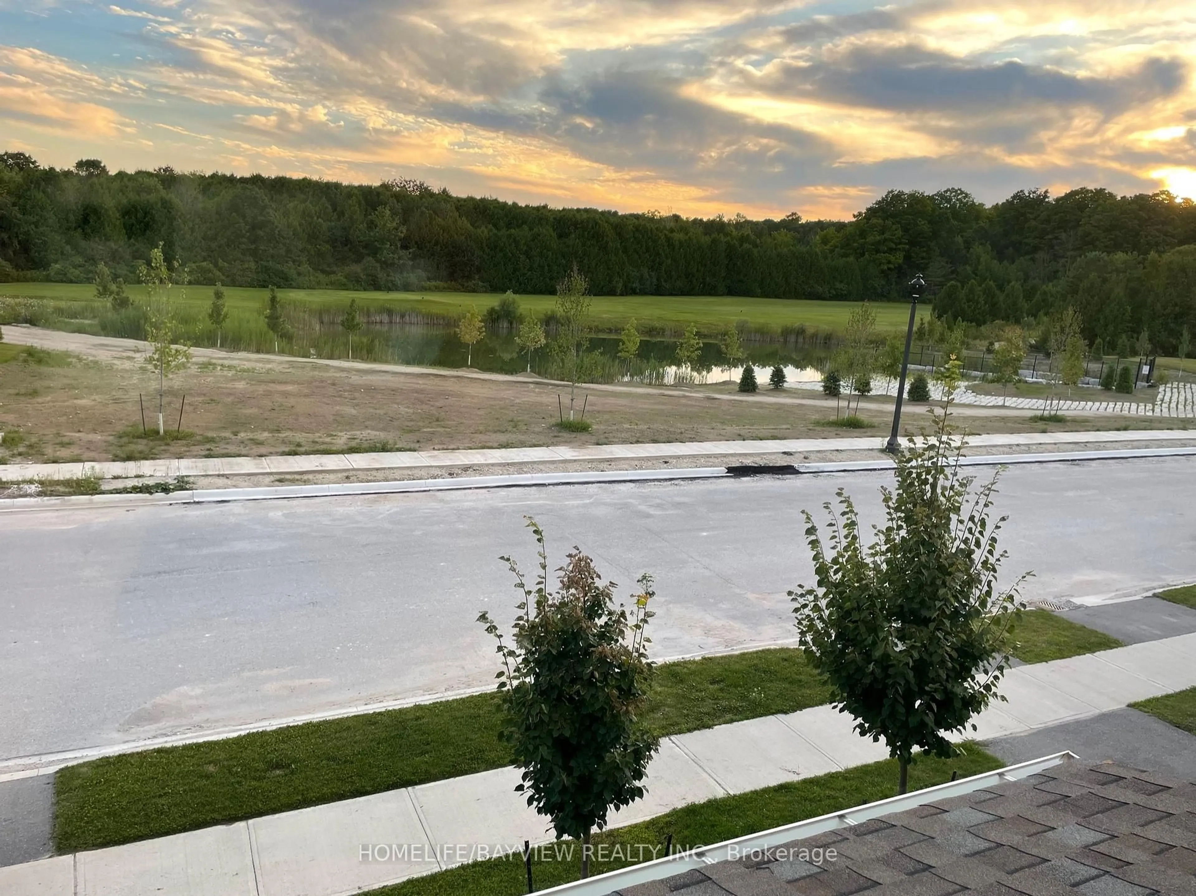 A pic from outside/outdoor area/front of a property/back of a property/a pic from drone, unknown for 128 Village Gate Dr, Wasaga Beach Ontario L9Z 0J7