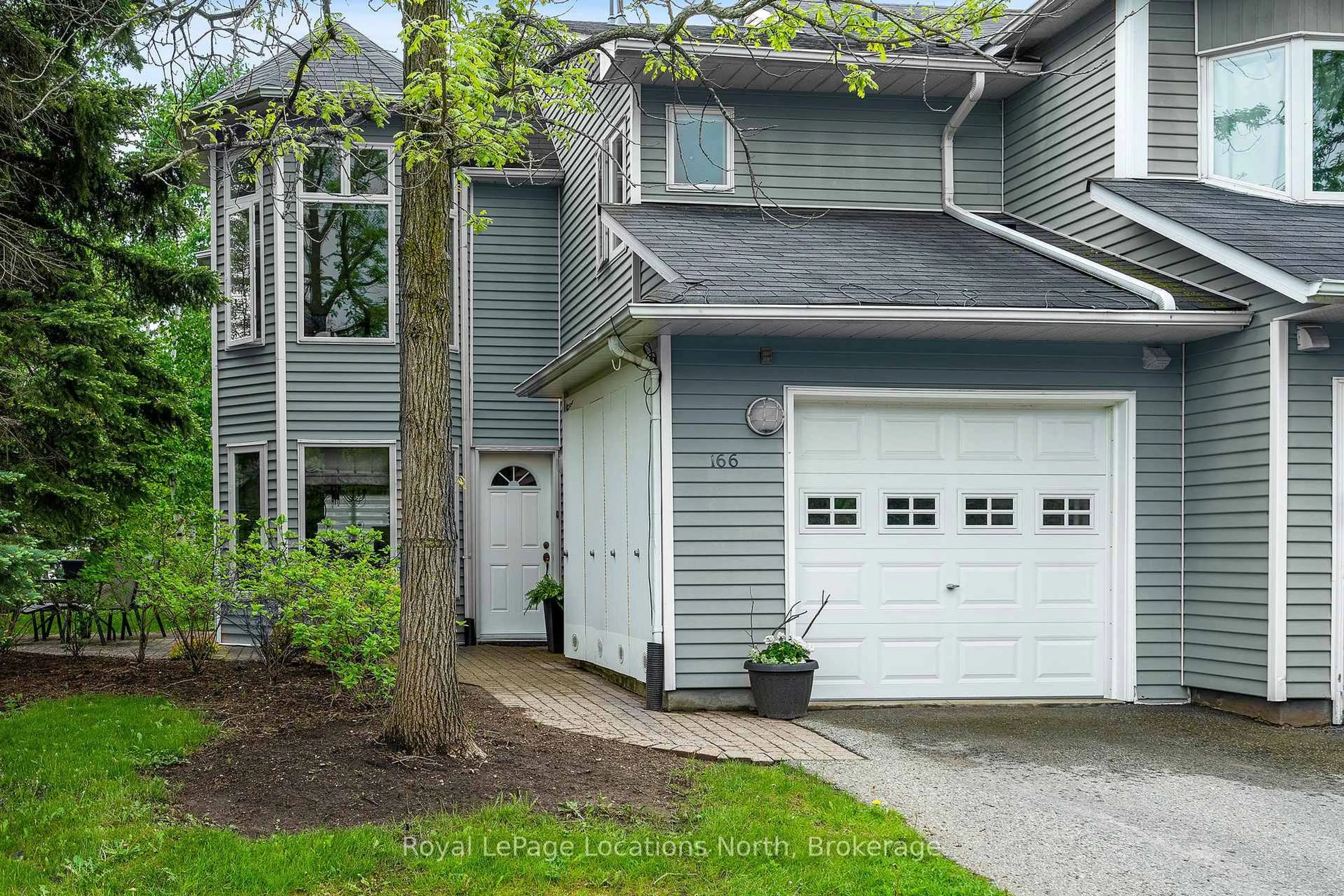 Home with vinyl exterior material, street for 166 Fairway Cres, Collingwood Ontario L9Y 5B4