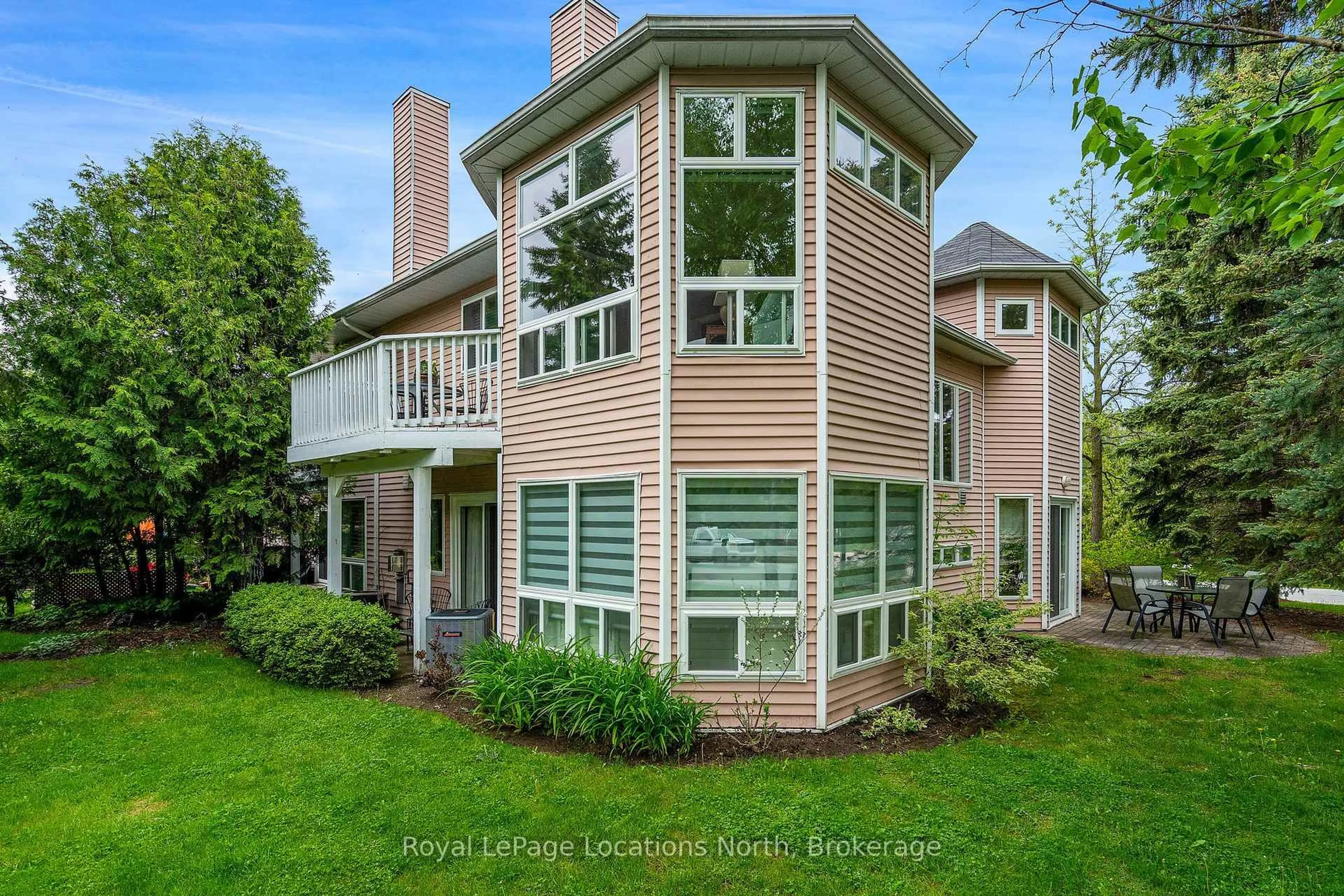 Home with vinyl exterior material, water/lake/river/ocean view for 166 Fairway Cres, Collingwood Ontario L9Y 5B4