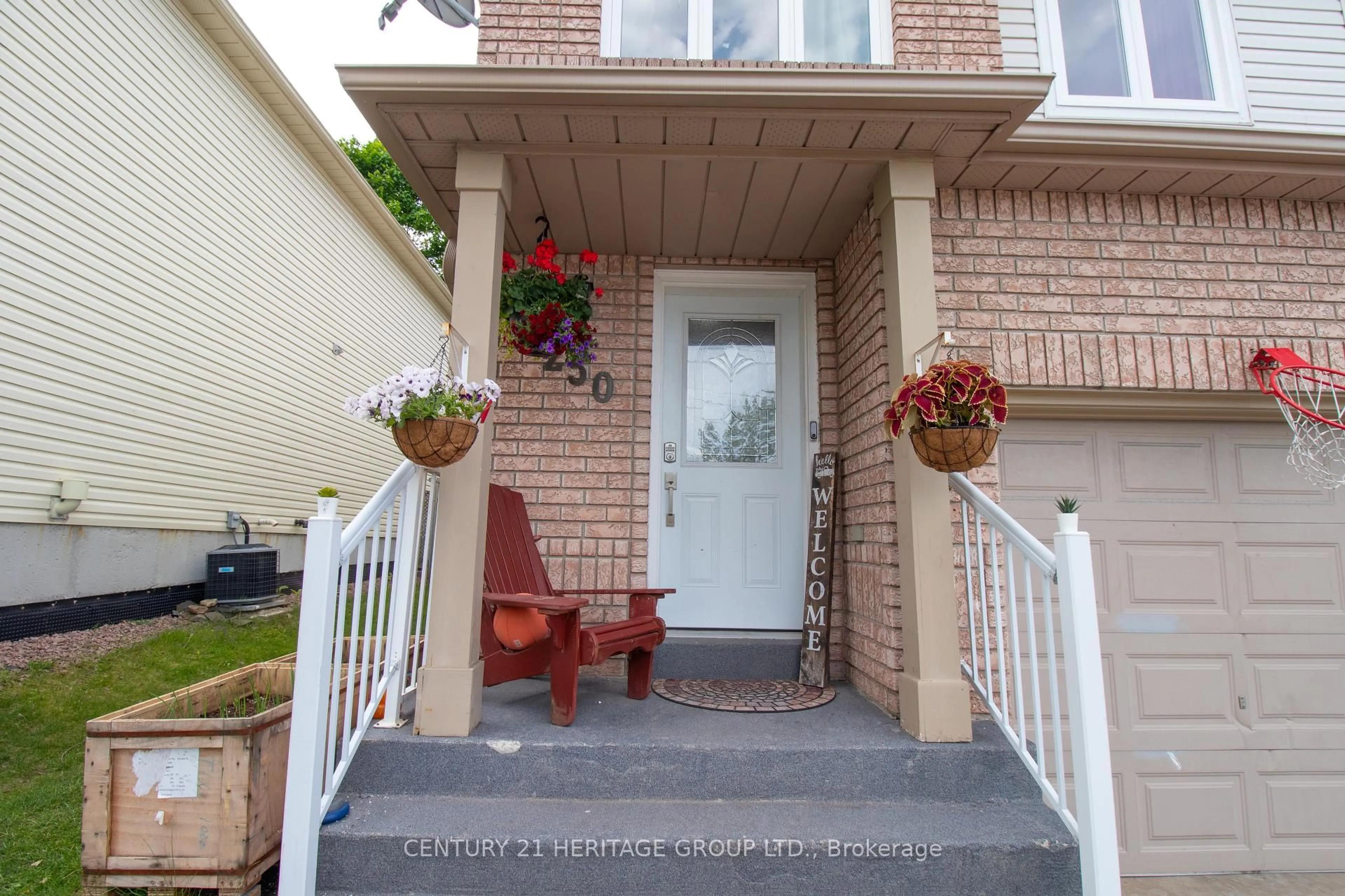 Indoor entryway for 250 Ferndale Dr, Barrie Ontario L4N 8J9