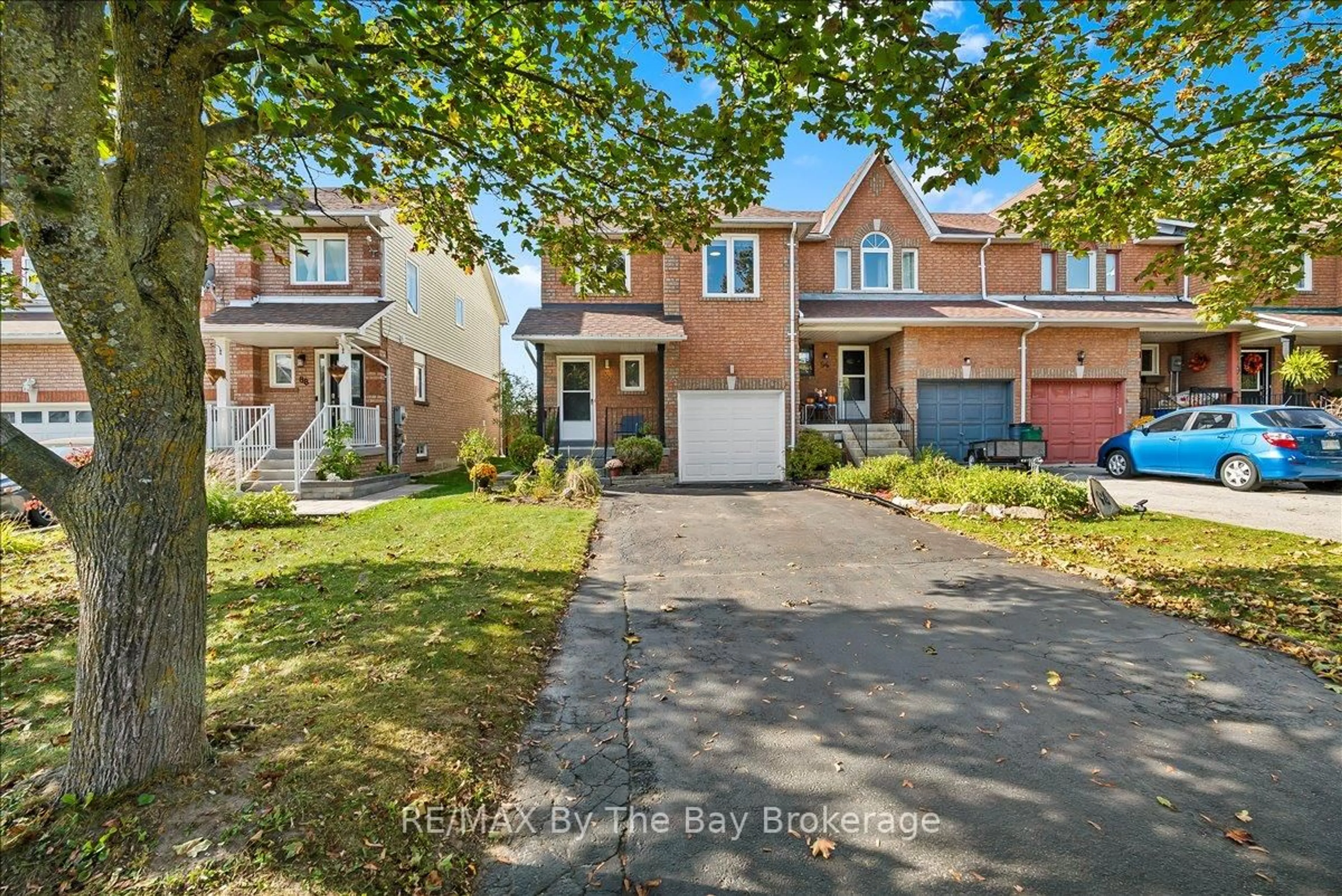 A pic from outside/outdoor area/front of a property/back of a property/a pic from drone, street for 92 Brucker Rd, Barrie Ontario L4N 8H9