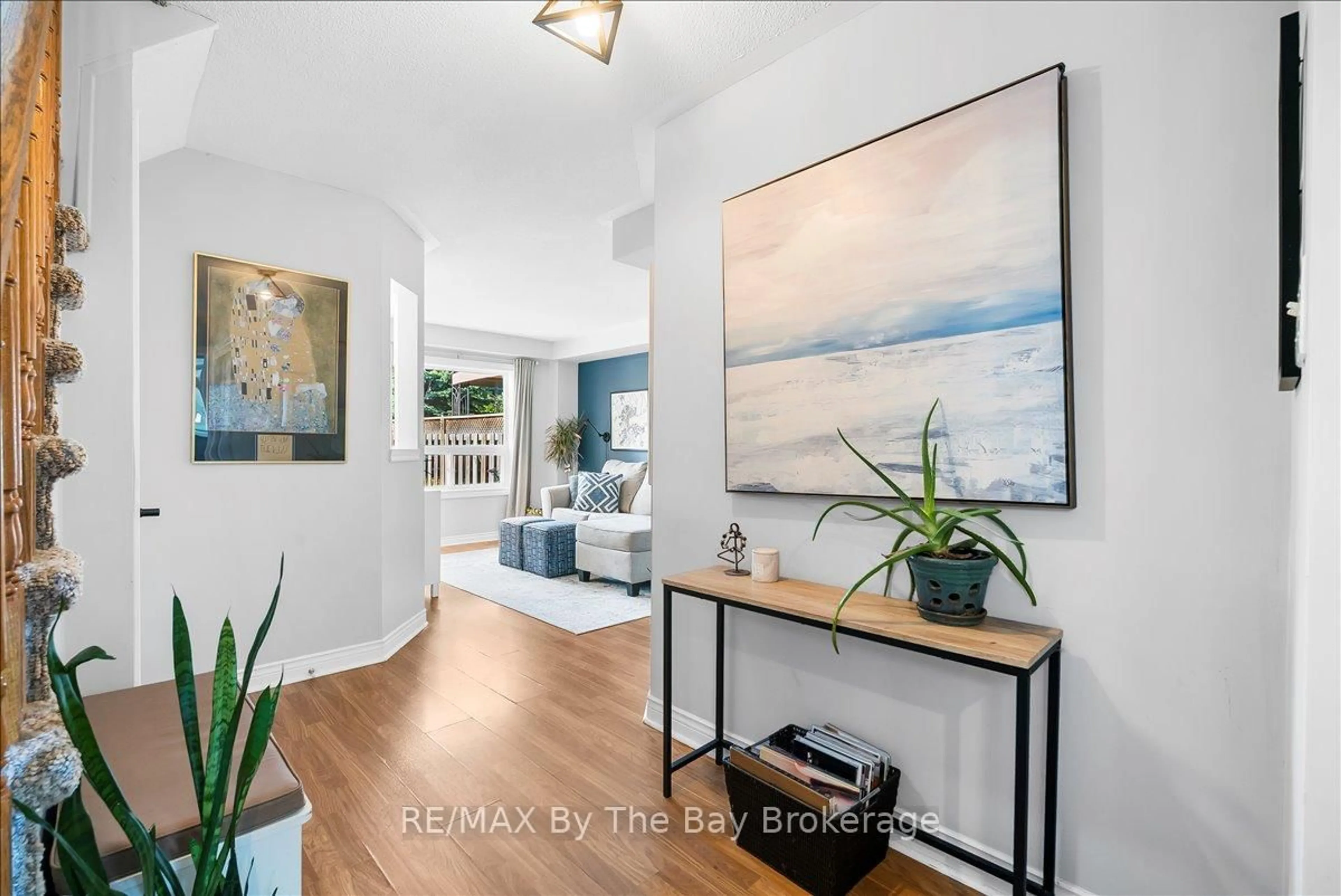 Indoor entryway for 92 Brucker Rd, Barrie Ontario L4N 8H9