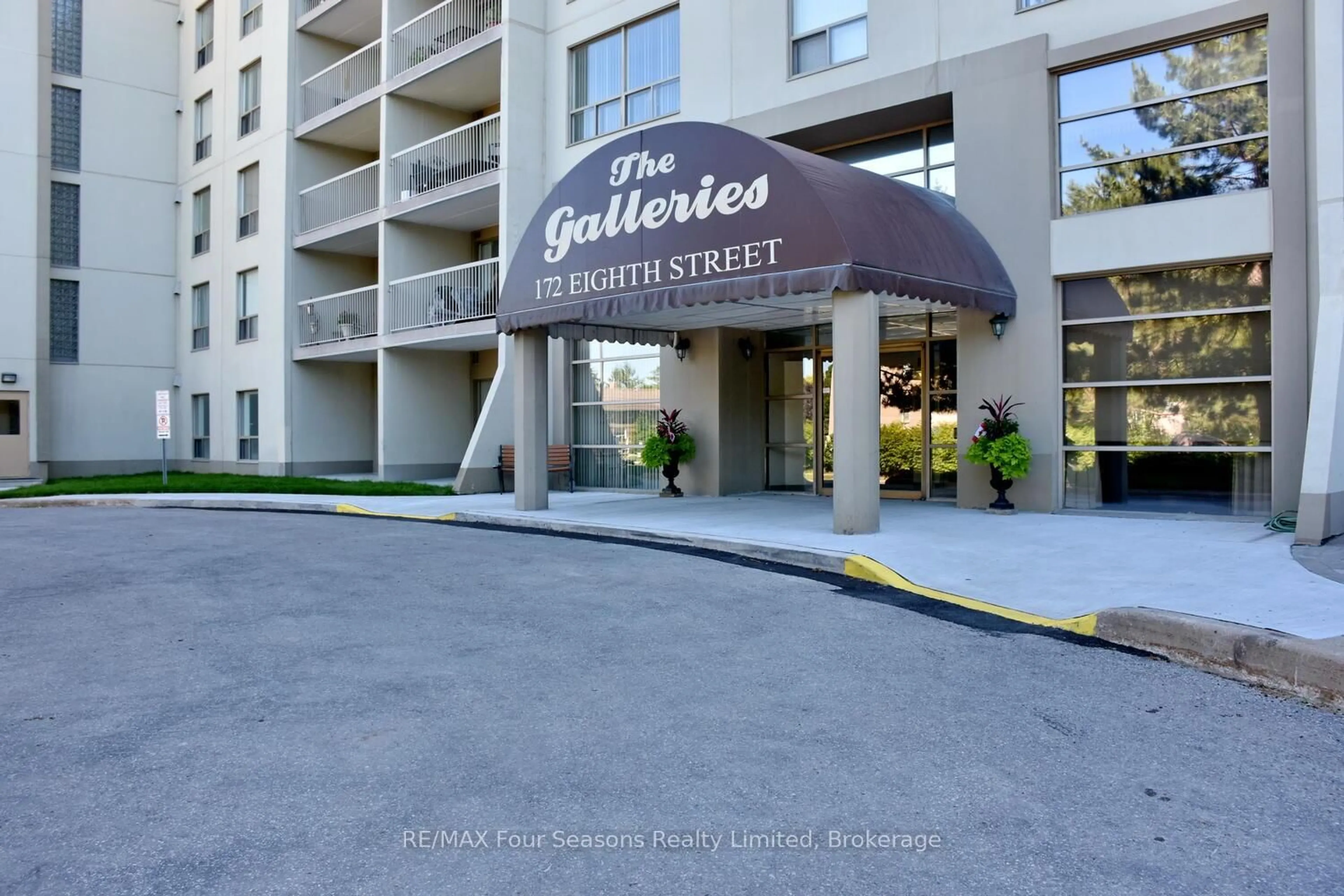 Indoor foyer for 172 Eighth St #505, Collingwood Ontario L9Y 4T2