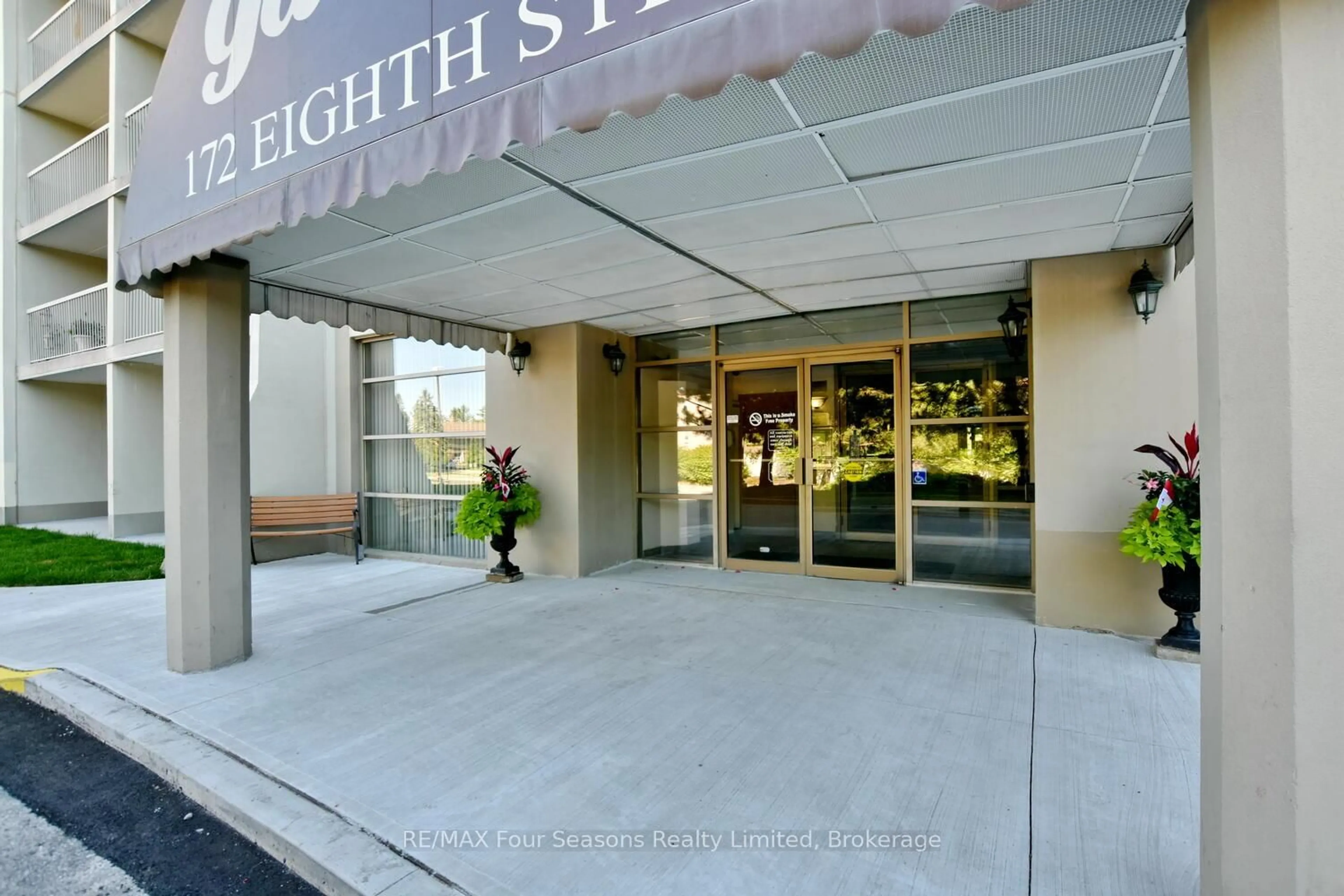 Indoor foyer for 172 Eighth St #505, Collingwood Ontario L9Y 4T2