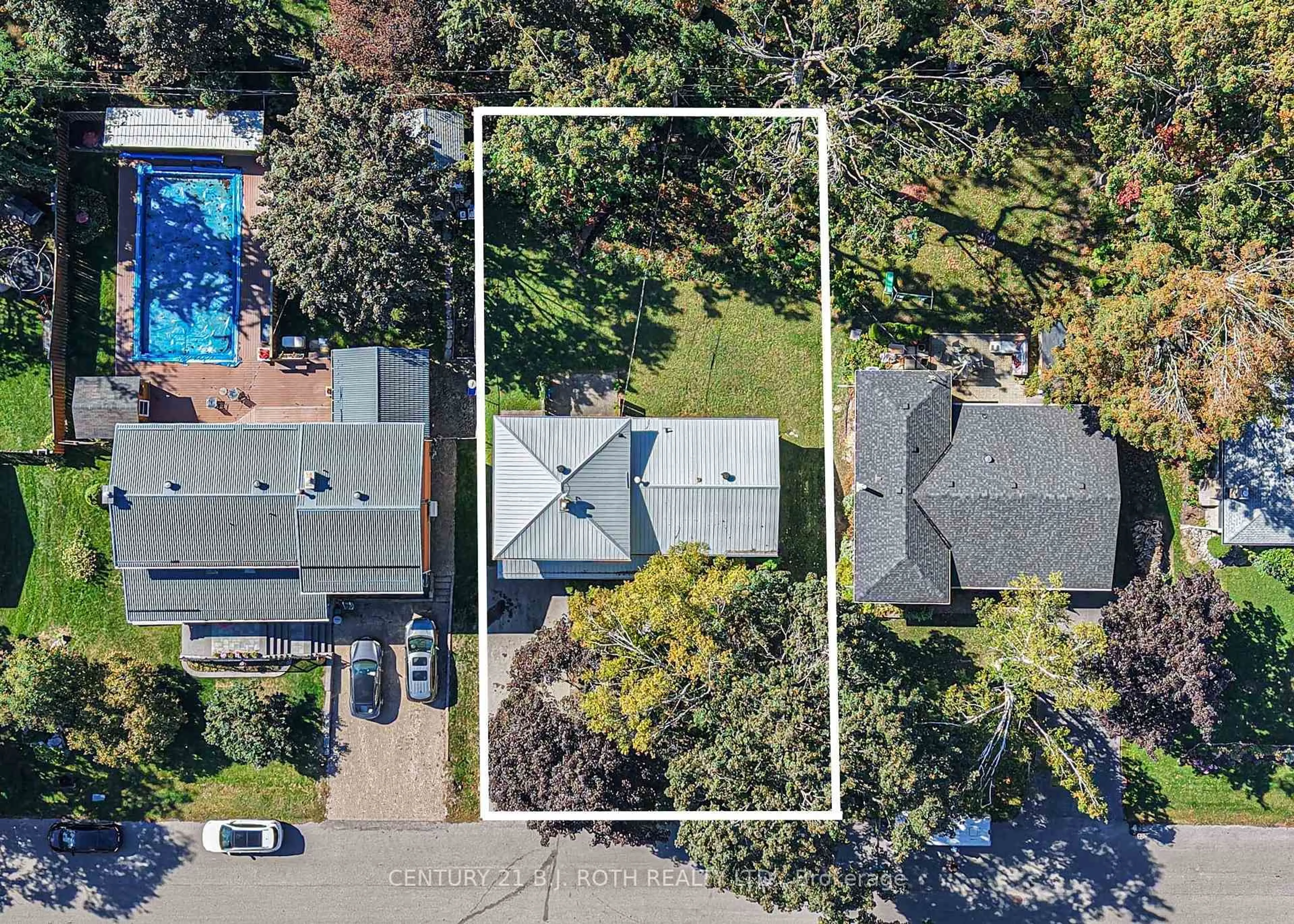 A pic from outside/outdoor area/front of a property/back of a property/a pic from drone, street for 417 Harmon Rd, Orillia Ontario L3V 2H3
