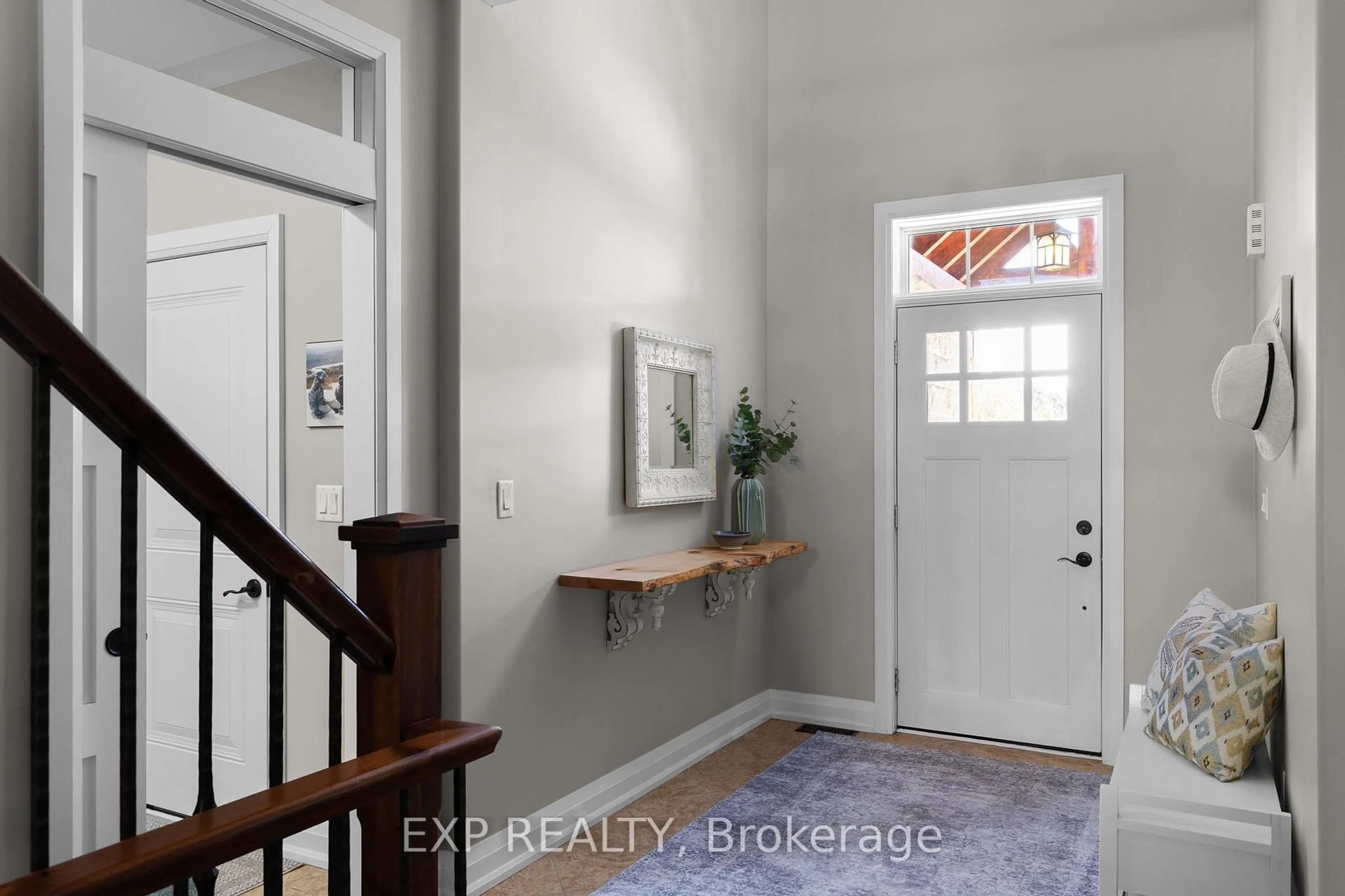 Indoor entryway for 37 Landscape Dr, Oro-Medonte Ontario L0L 2L0
