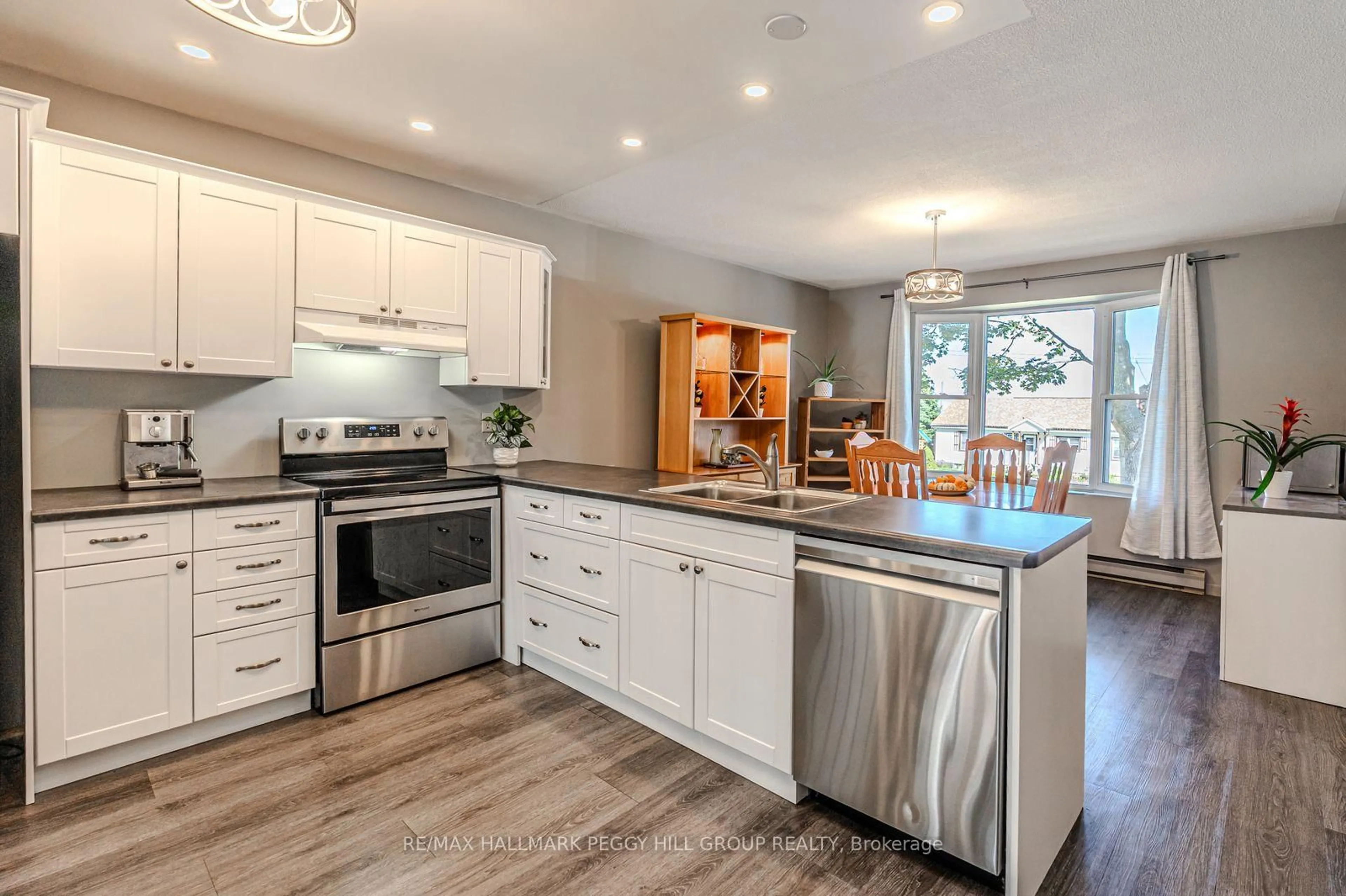 Open concept kitchen, wood/laminate floor for 29 First St, Orillia Ontario L3V 4A8