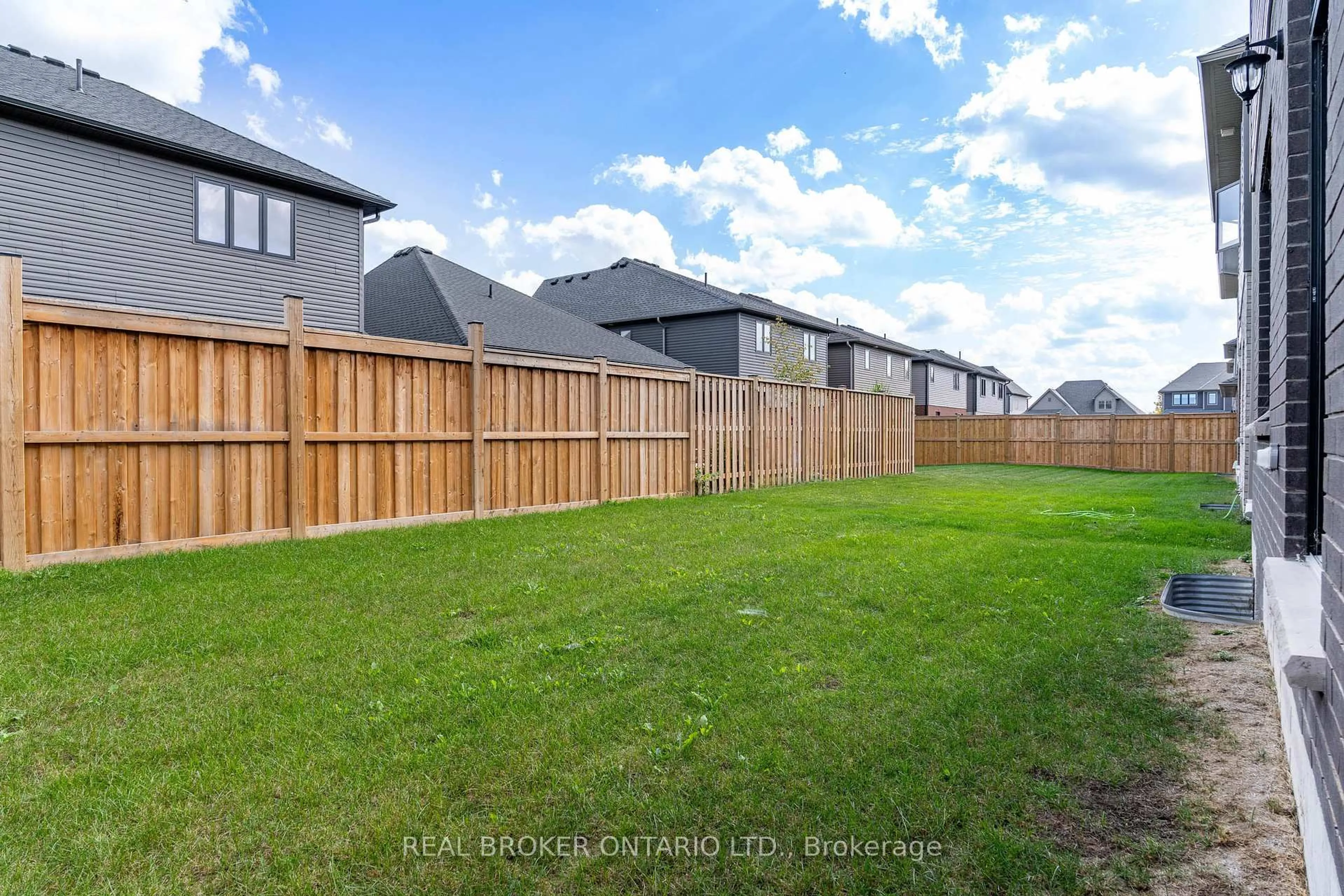 A pic from outside/outdoor area/front of a property/back of a property/a pic from drone, mountain view for 23 Kerr St, Collingwood Ontario L9Y 4B6