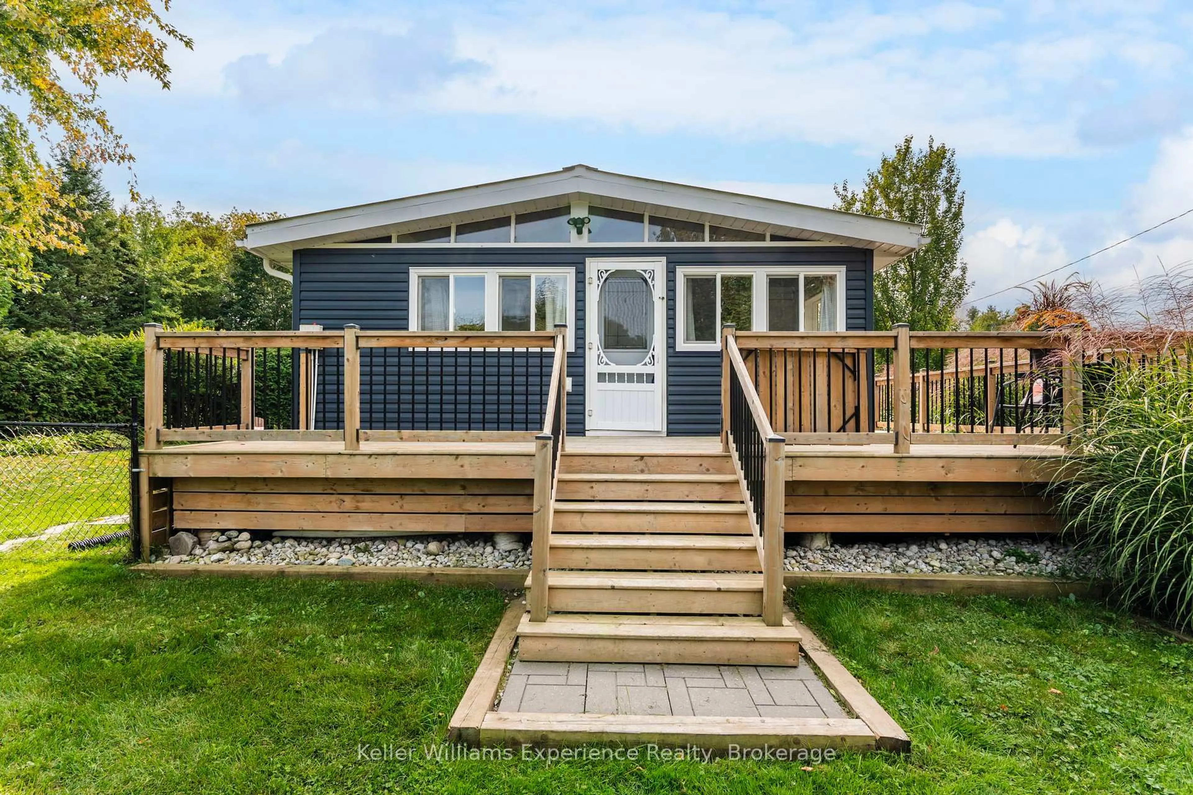 Home with vinyl exterior material, unknown for 681 McMurtry Rd, Midland Ontario L4R 0B9