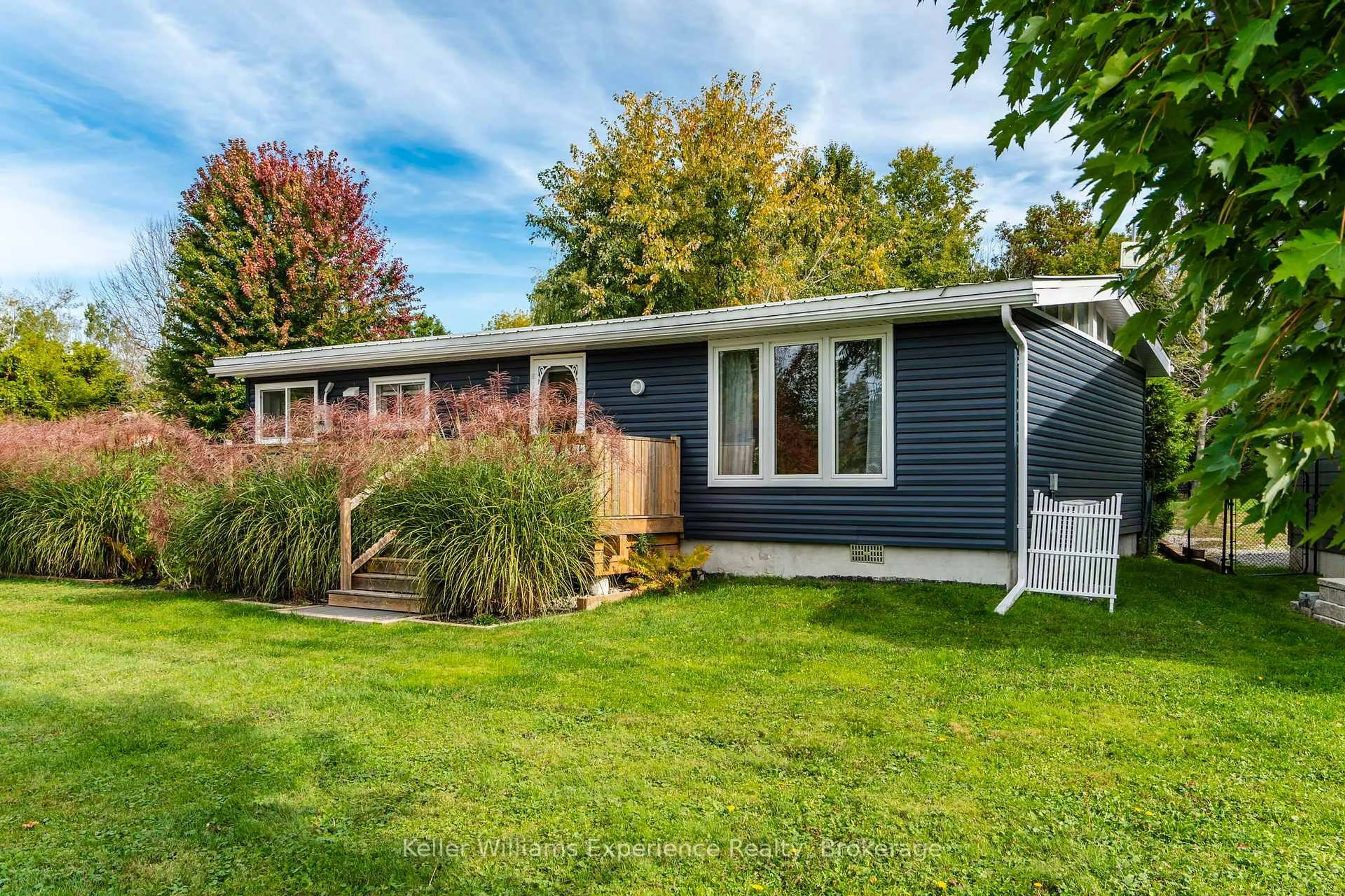 Home with vinyl exterior material, street for 681 McMurtry Rd, Midland Ontario L4R 0B9