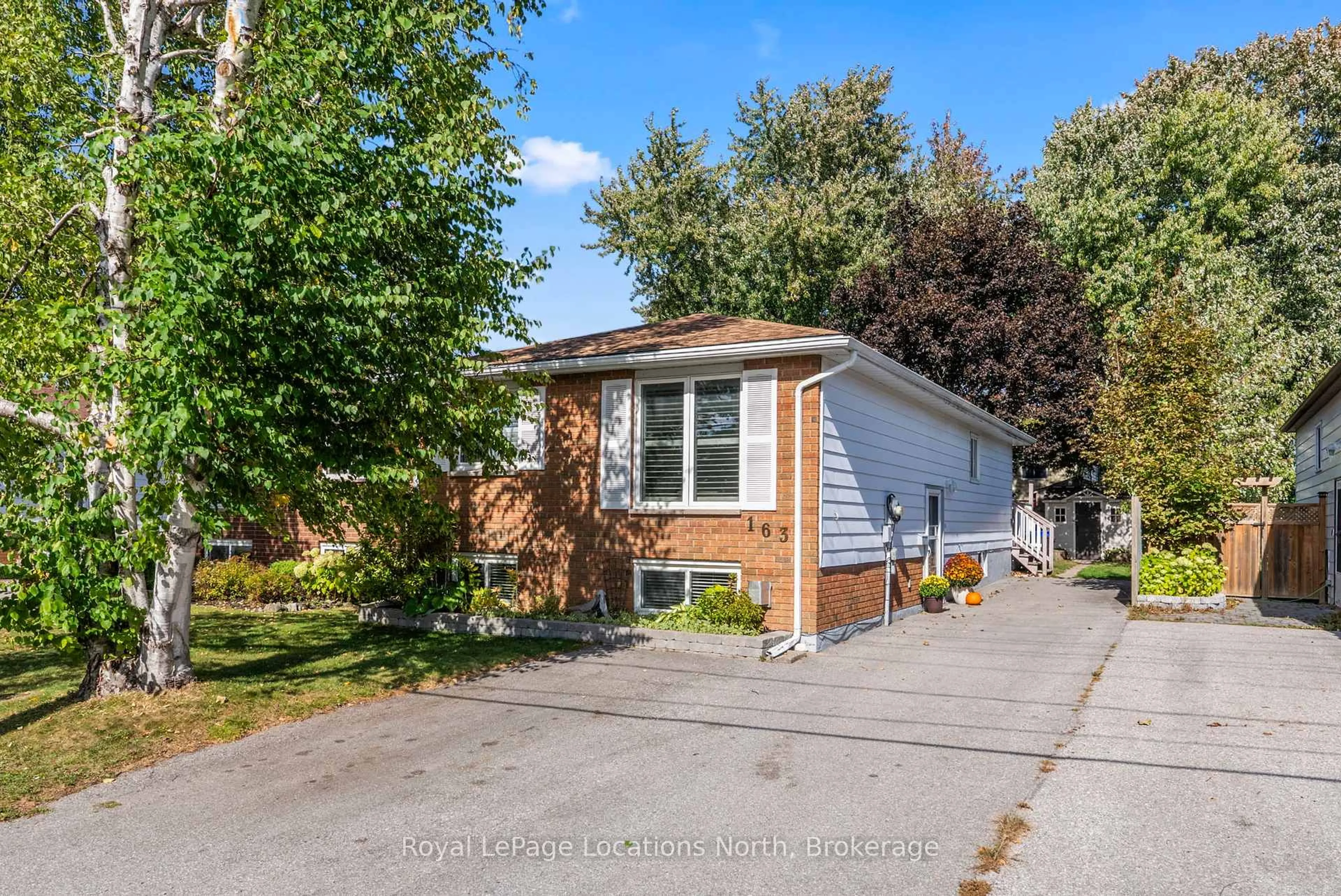 Home with vinyl exterior material, street for 163 Collins St, Collingwood Ontario L9Y 4L7