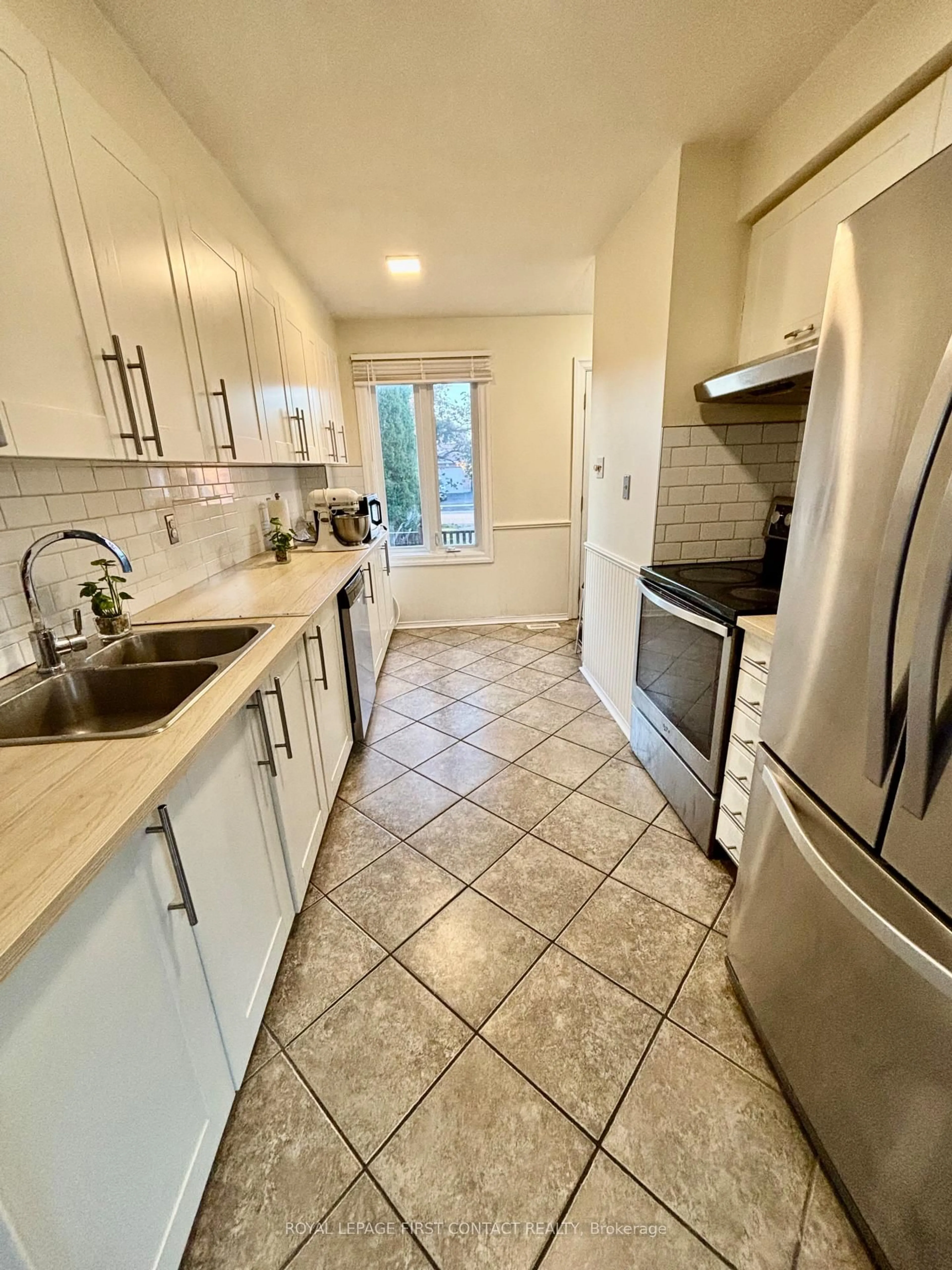 Standard kitchen, ceramic/tile floor for 43 Delaney Cres, Barrie Ontario L4N 7C4