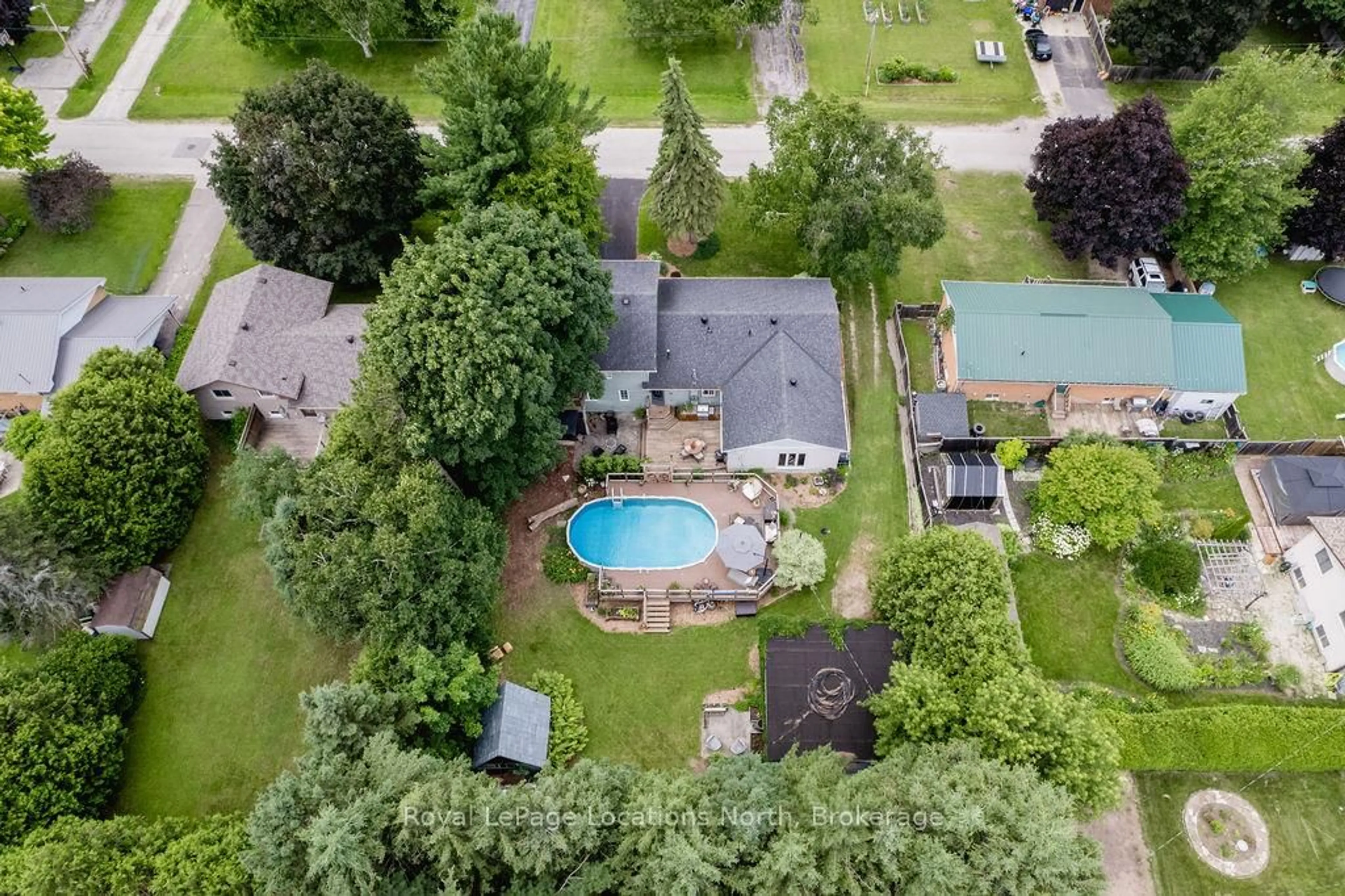 A pic from outside/outdoor area/front of a property/back of a property/a pic from drone, water/lake/river/ocean view for 221 JANE St, Clearview Ontario L0M 1S0