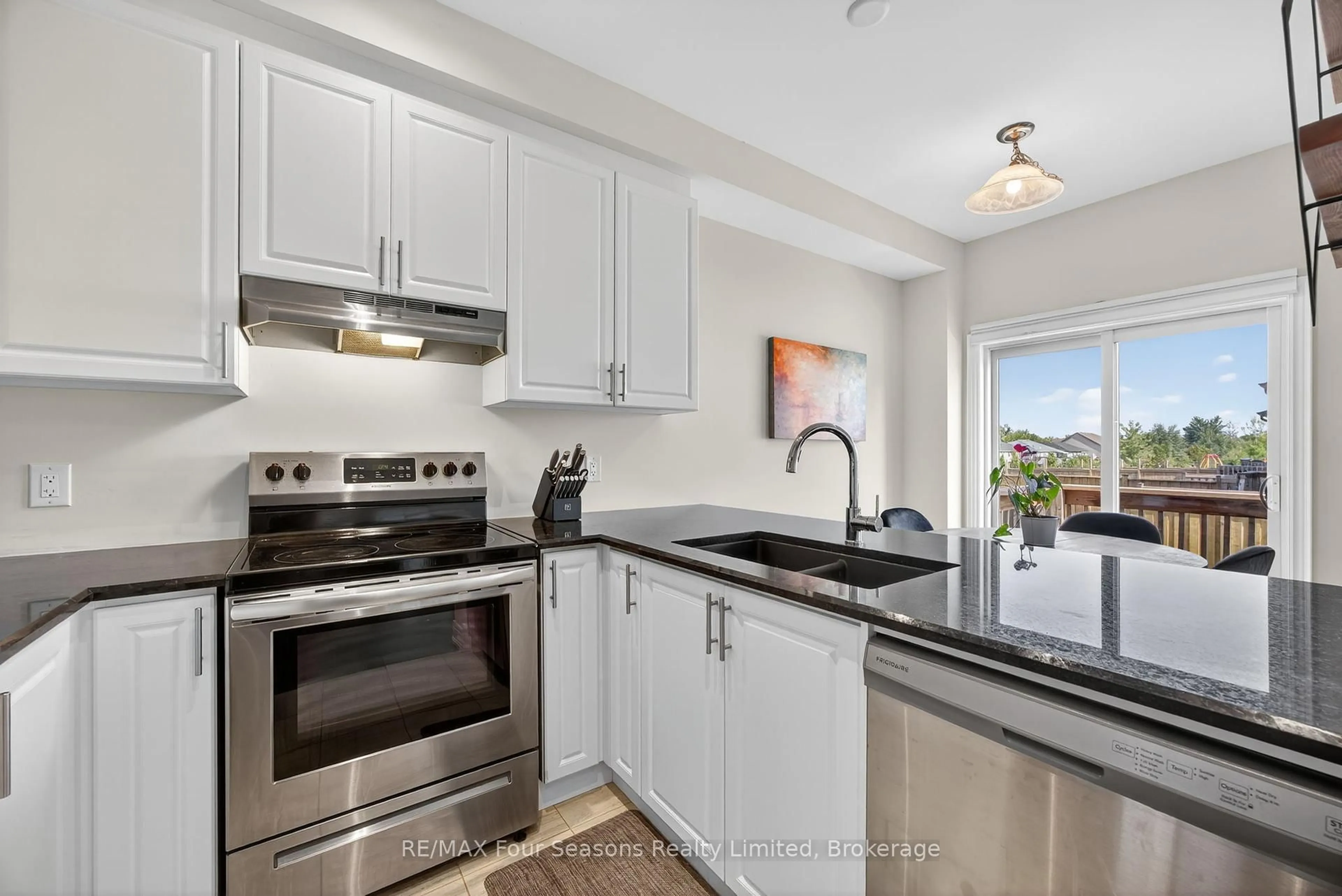 Standard kitchen, unknown for 250 Atkinson St, Clearview Ontario L0M 1S0