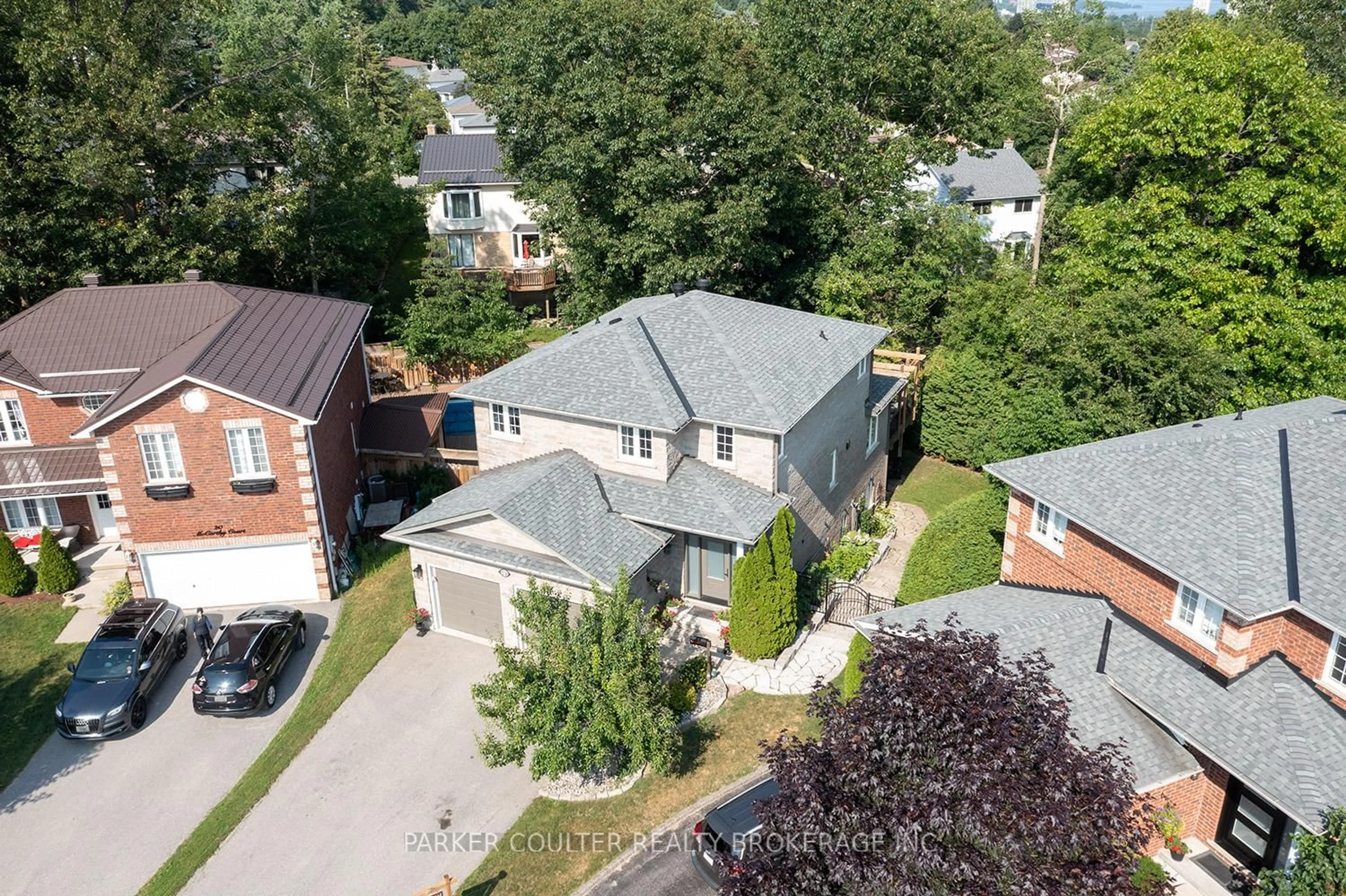 A pic from outside/outdoor area/front of a property/back of a property/a pic from drone, street for 19 Mccarthy Crt, Barrie Ontario L4N 7M6
