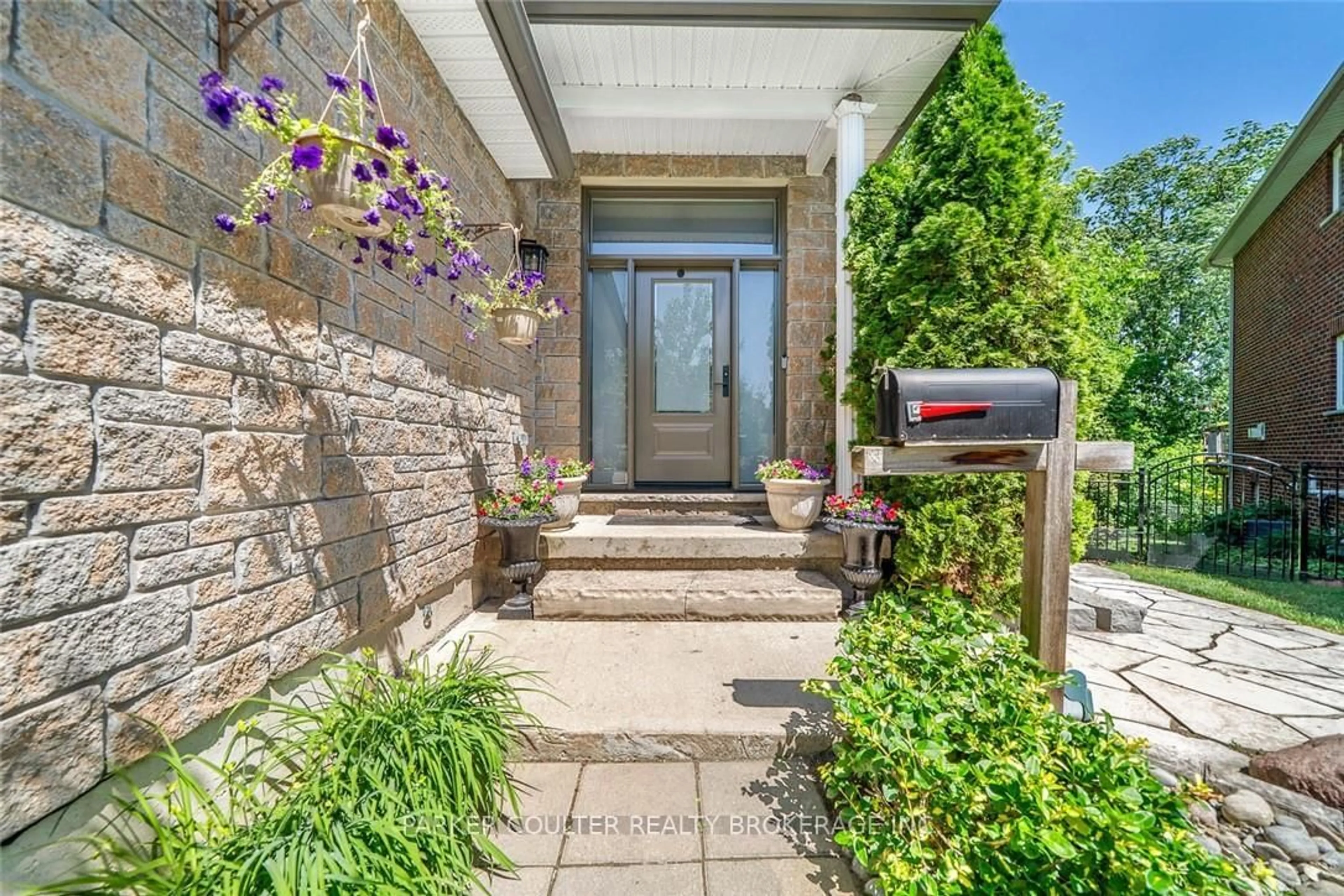 Indoor entryway for 19 Mccarthy Crt, Barrie Ontario L4N 7M6