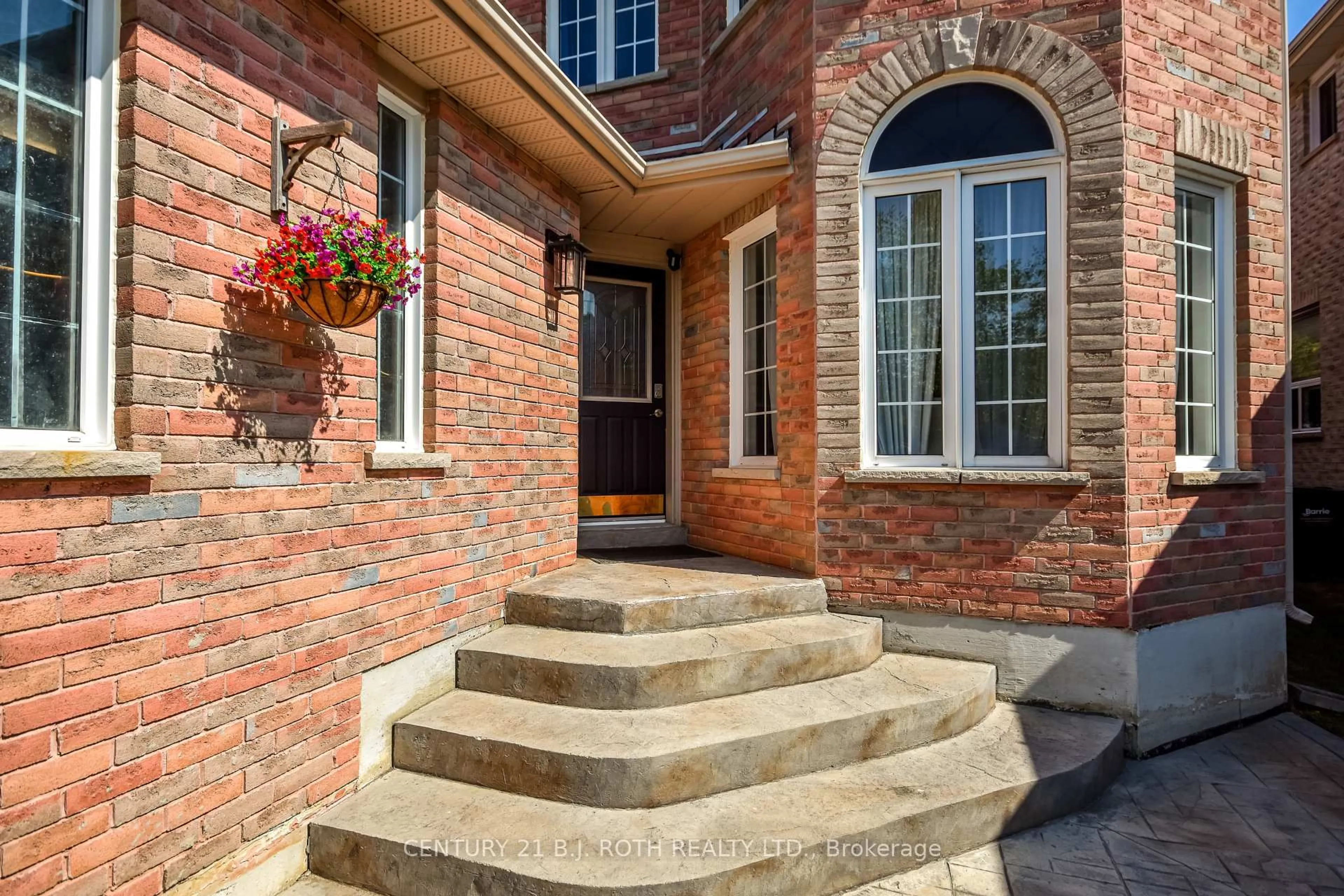 Home with brick exterior material, street for 28 Shaina Crt, Barrie Ontario L4N 9S7