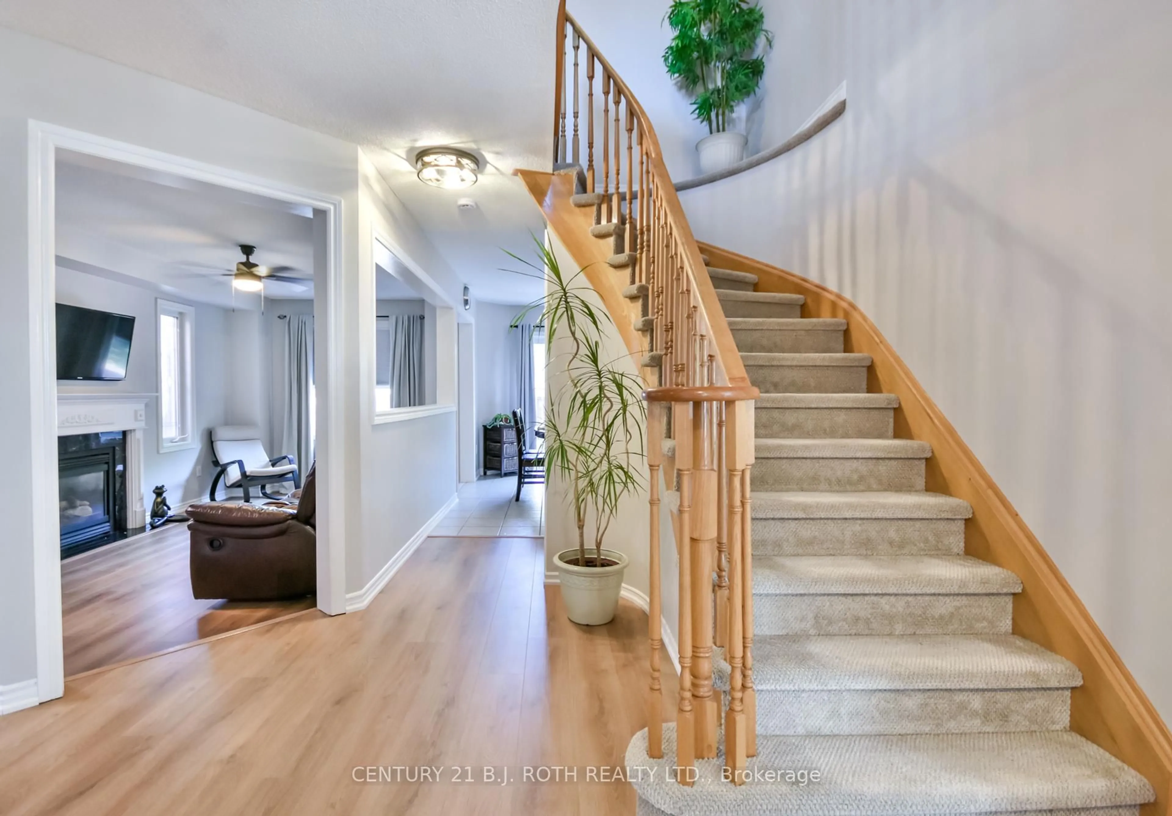 Indoor entryway for 28 Shaina Crt, Barrie Ontario L4N 9S7