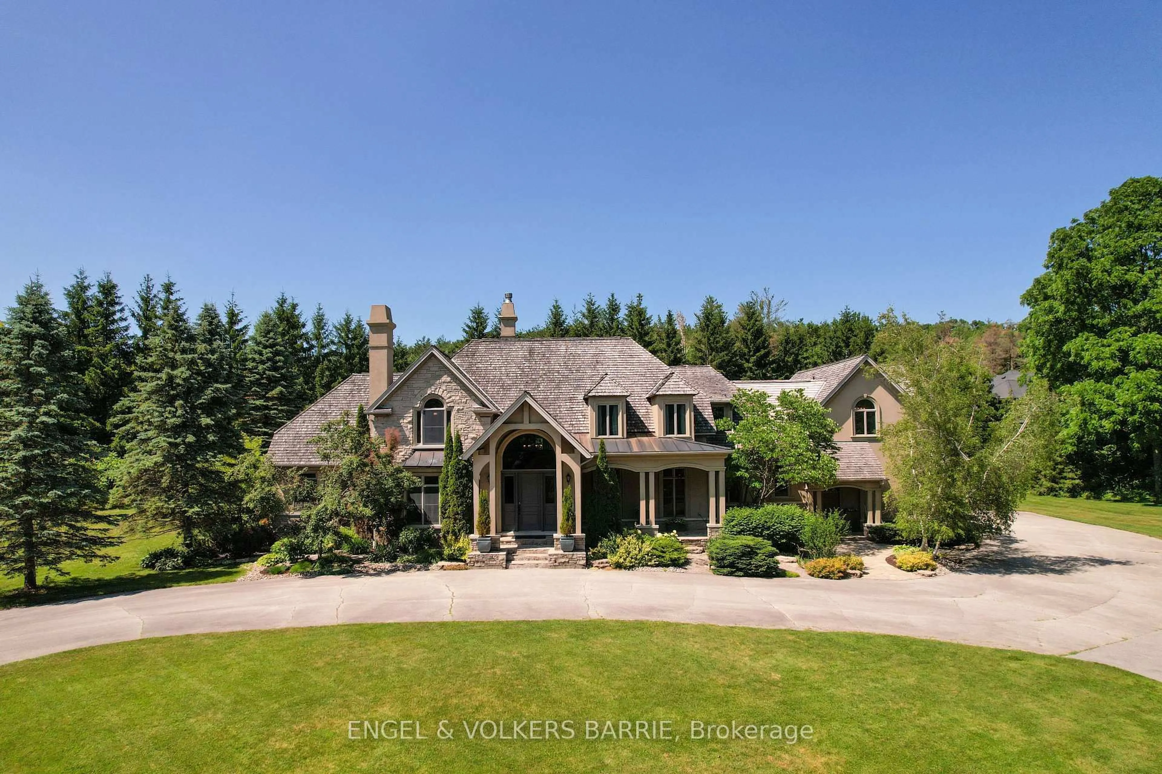 A pic from outside/outdoor area/front of a property/back of a property/a pic from drone, unknown for 6 Midves Crt, Springwater Ontario L9X 0P3