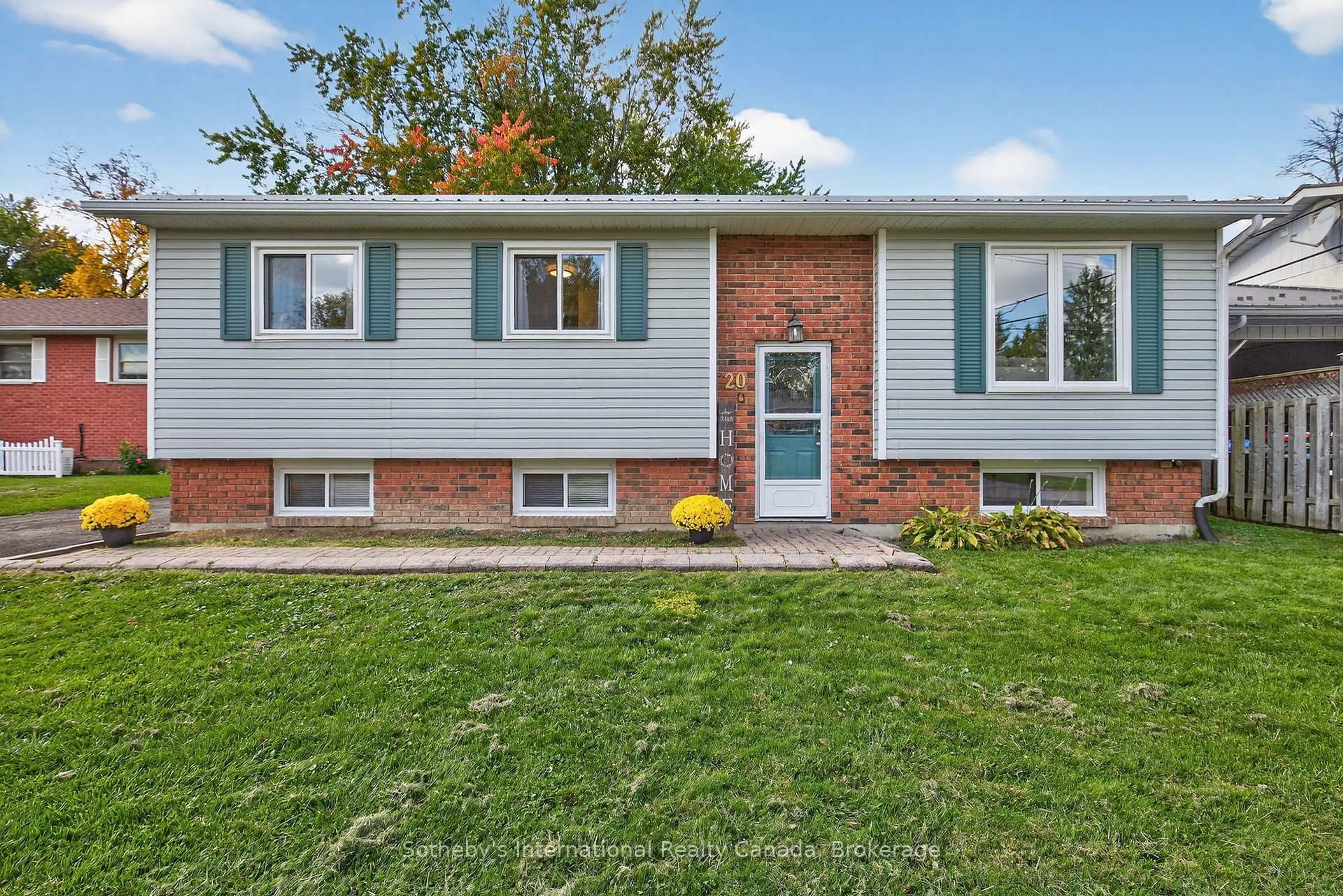 Home with vinyl exterior material, street for 20 Community Centre Dr, Severn Ontario L0K 1E0