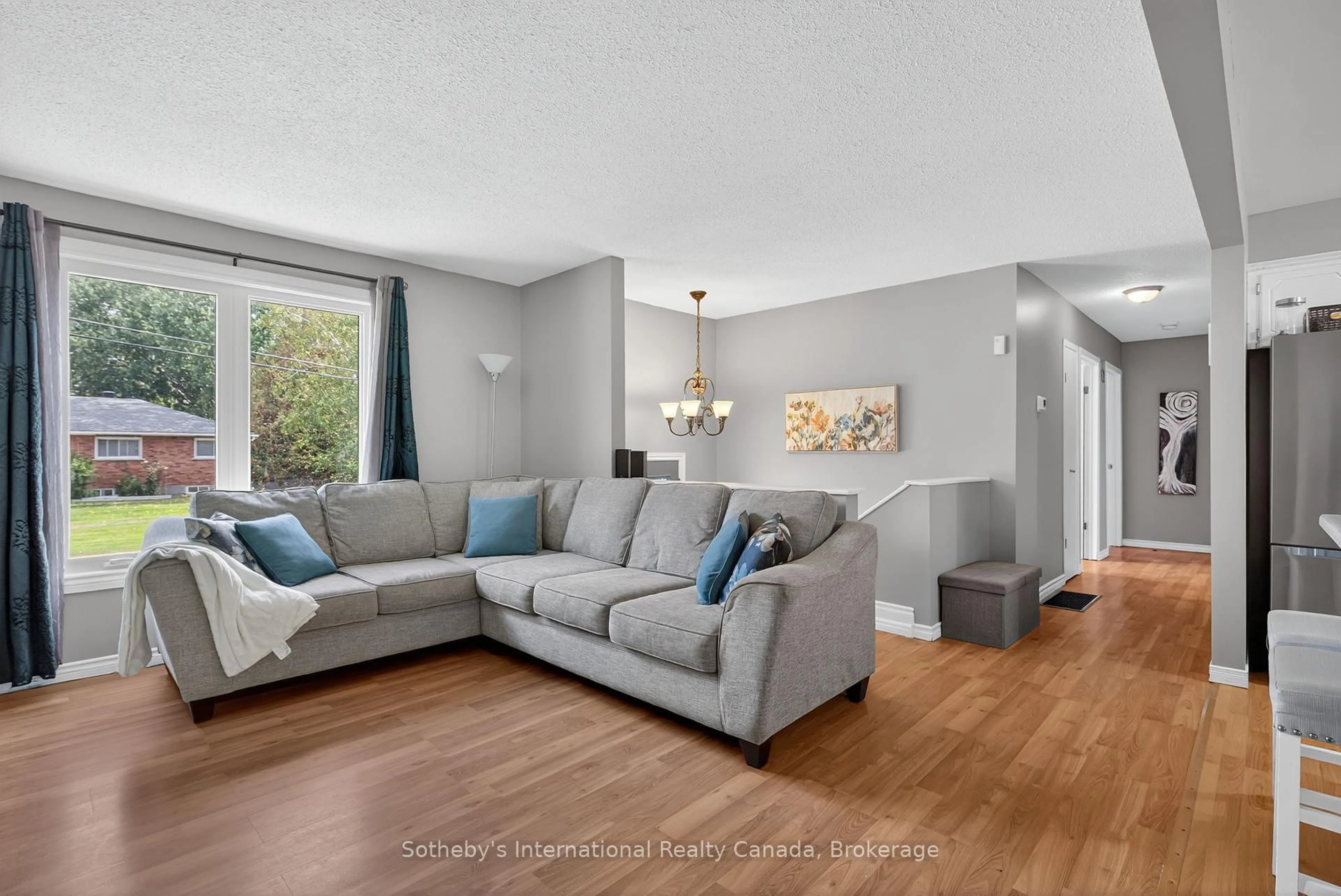 Living room with furniture, unknown for 20 Community Centre Dr, Severn Ontario L0K 1E0