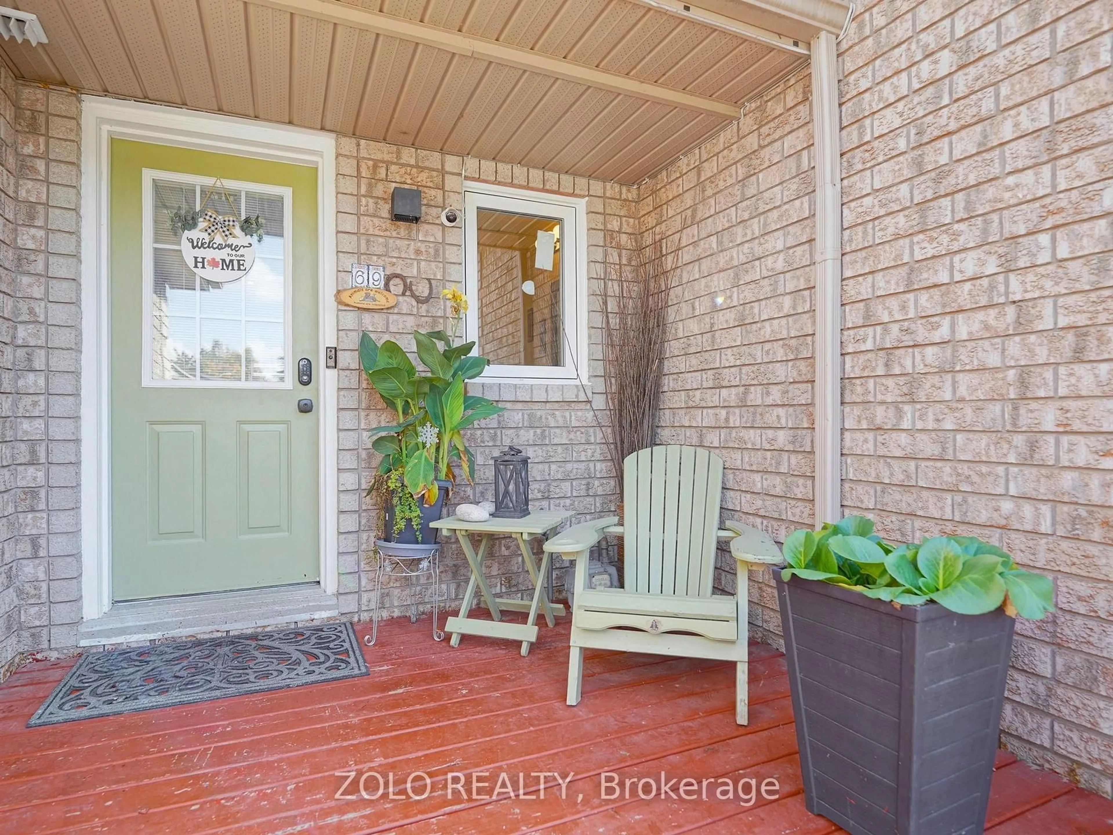 Indoor entryway for 69 Lion's Gate Blvd, Barrie Ontario L4M 7E4