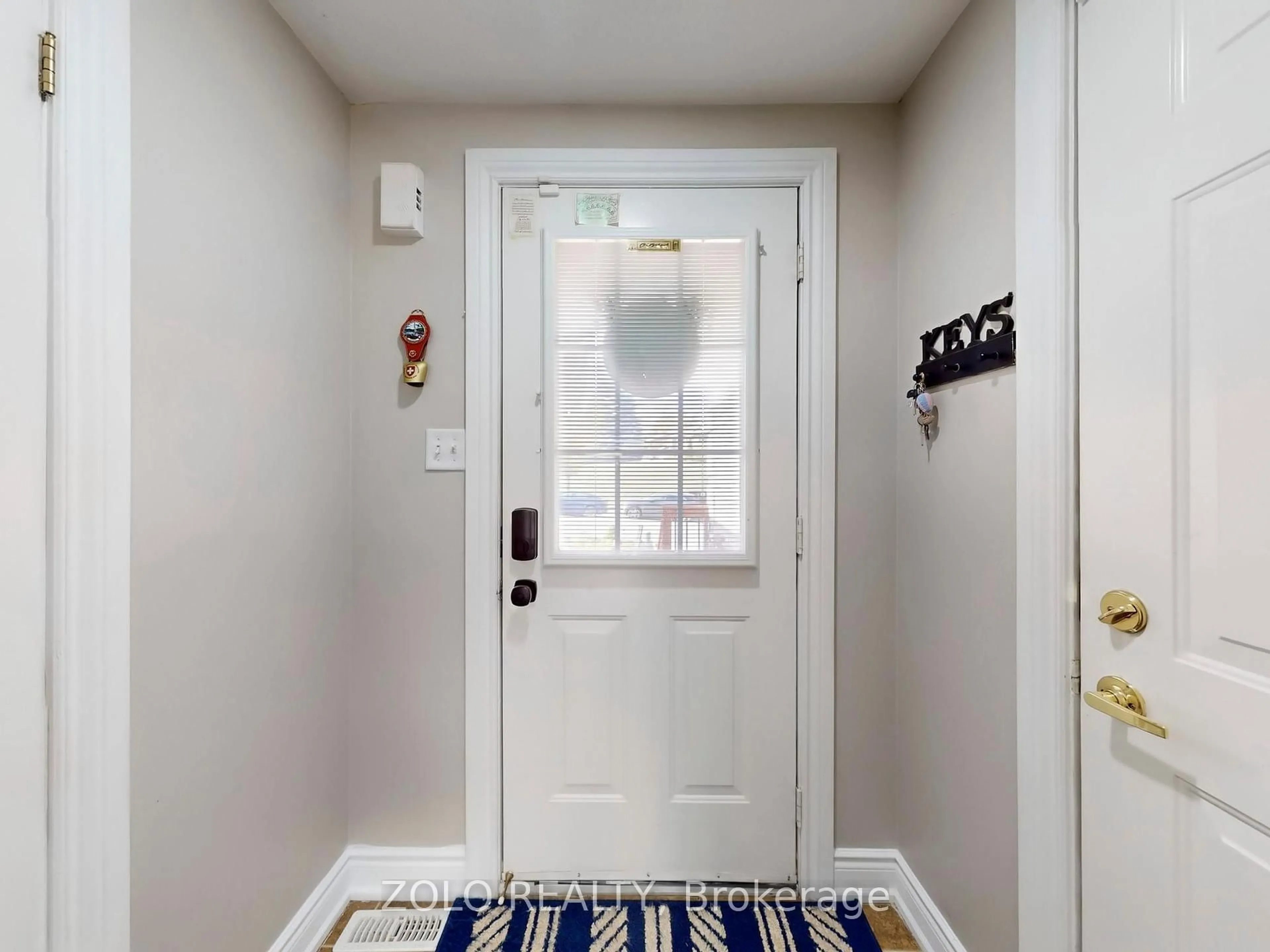 Indoor entryway for 69 Lion's Gate Blvd, Barrie Ontario L4M 7E4