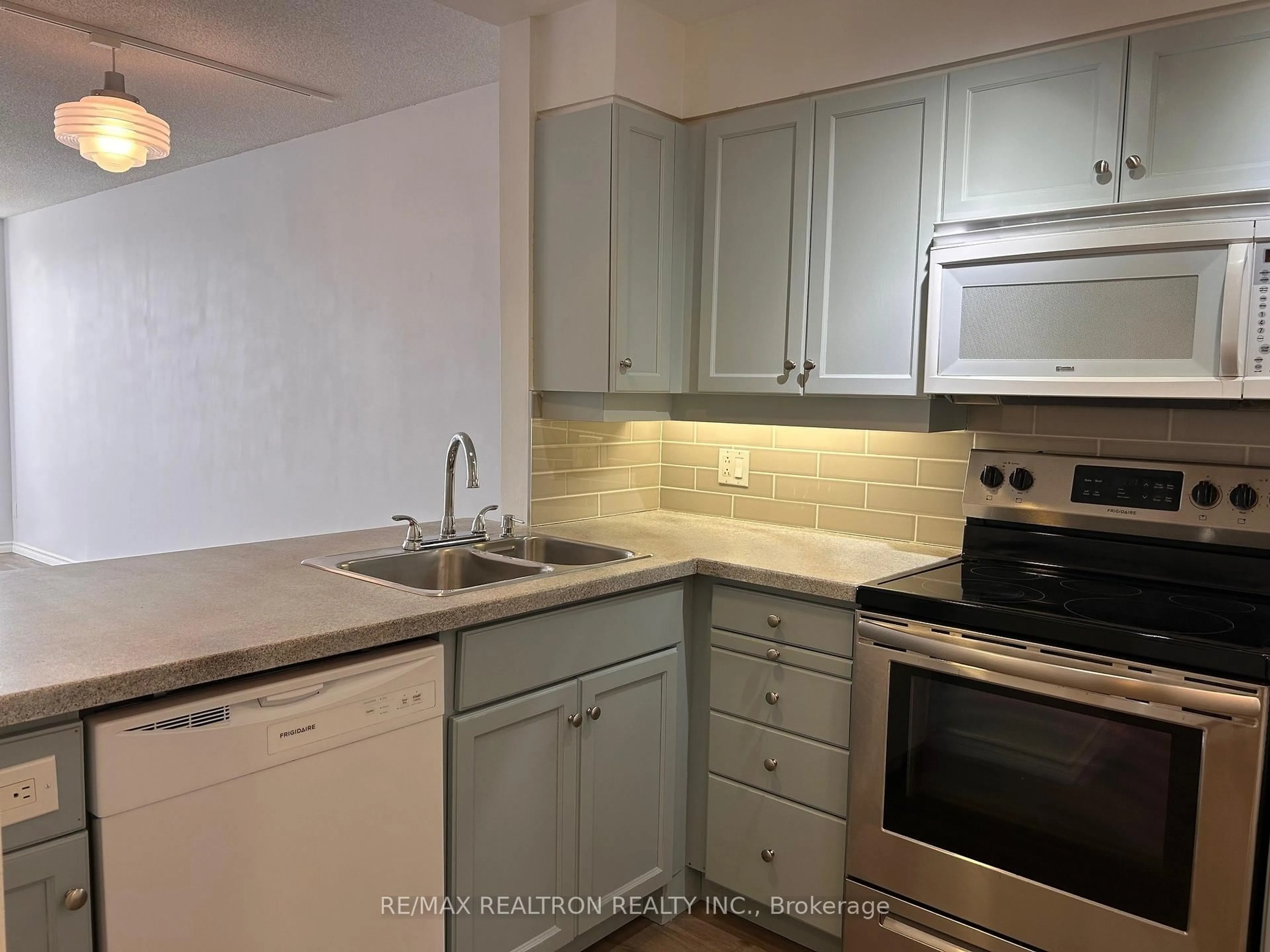 Standard kitchen, unknown for 74 Ross St #48, Barrie Ontario L4N 1G3