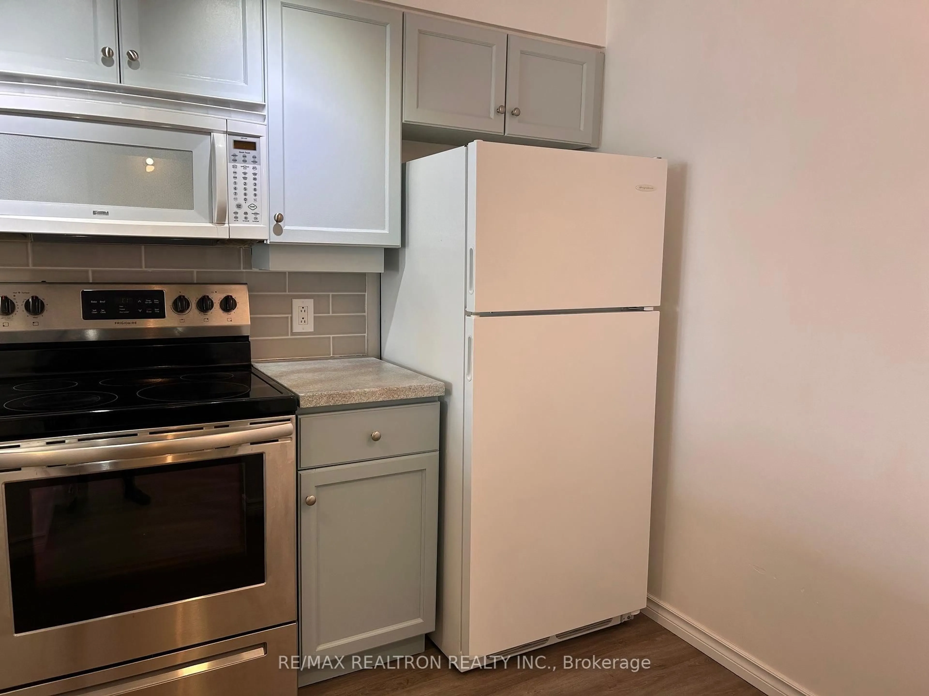 Standard kitchen, unknown for 74 Ross St #48, Barrie Ontario L4N 1G3