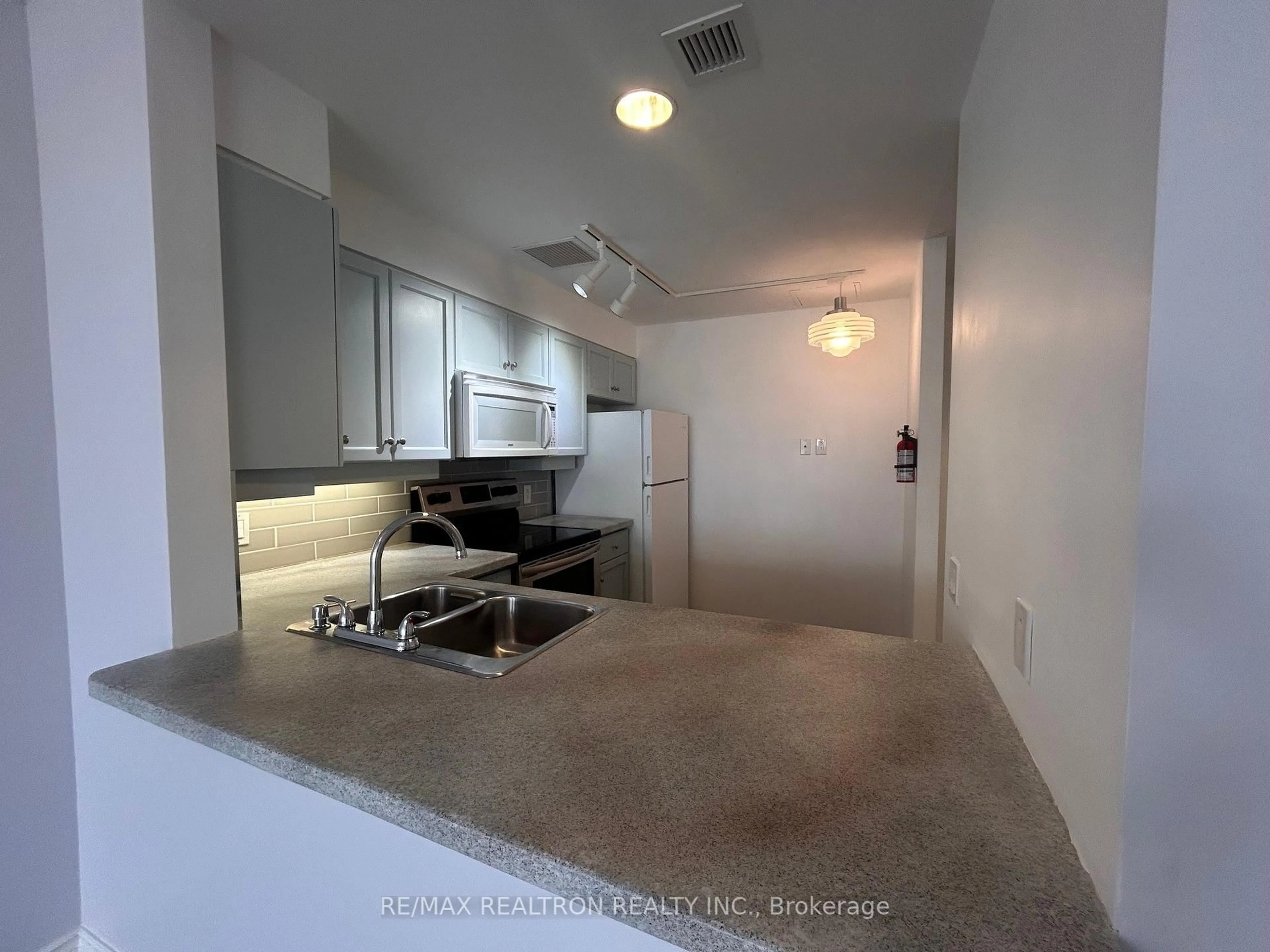 Standard kitchen, unknown for 74 Ross St #48, Barrie Ontario L4N 1G3