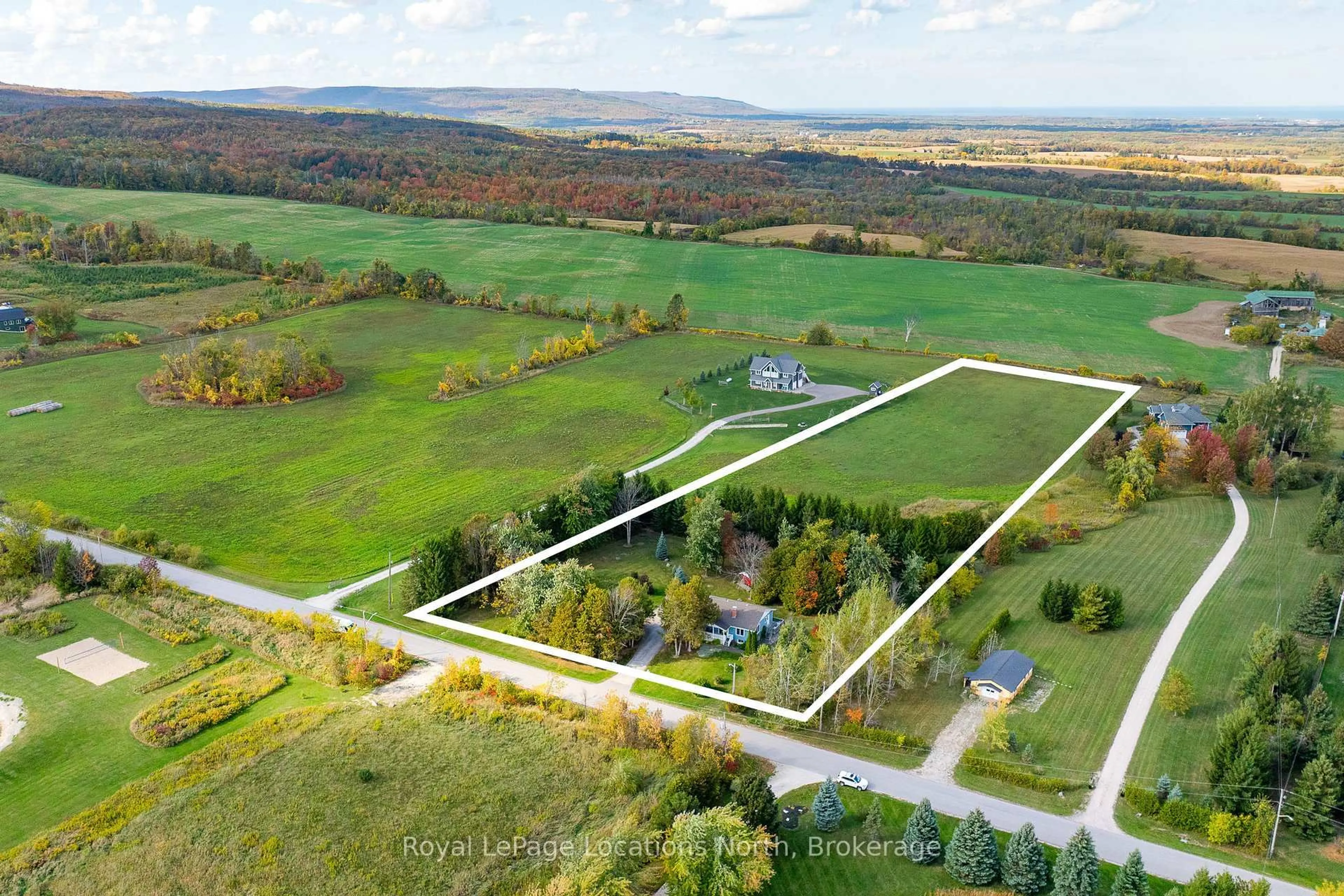 A pic from outside/outdoor area/front of a property/back of a property/a pic from drone, unknown for 14 Sydenham Tr, Clearview Ontario L0M 1H0