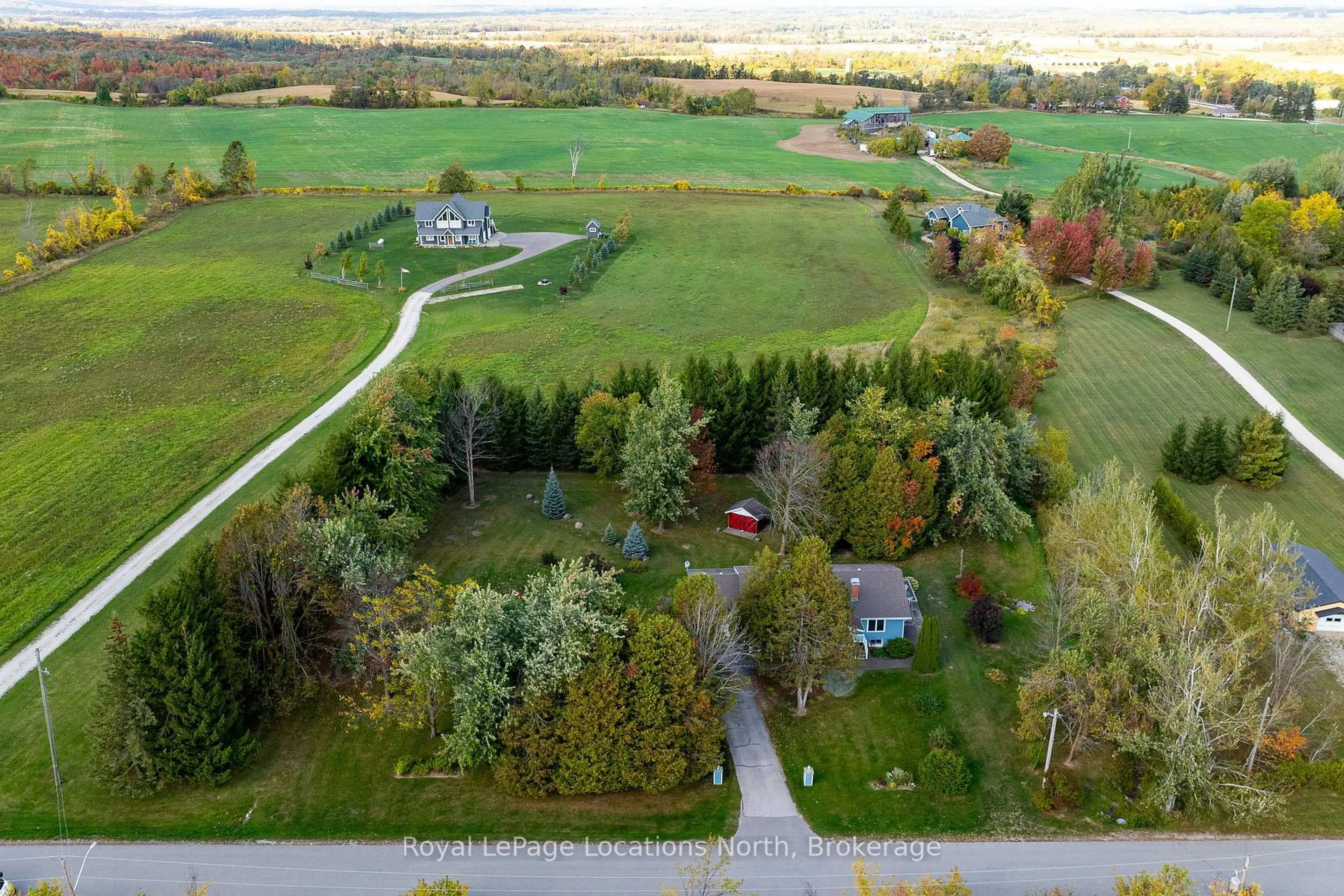 A pic from outside/outdoor area/front of a property/back of a property/a pic from drone, unknown for 14 Sydenham Tr, Clearview Ontario L0M 1H0