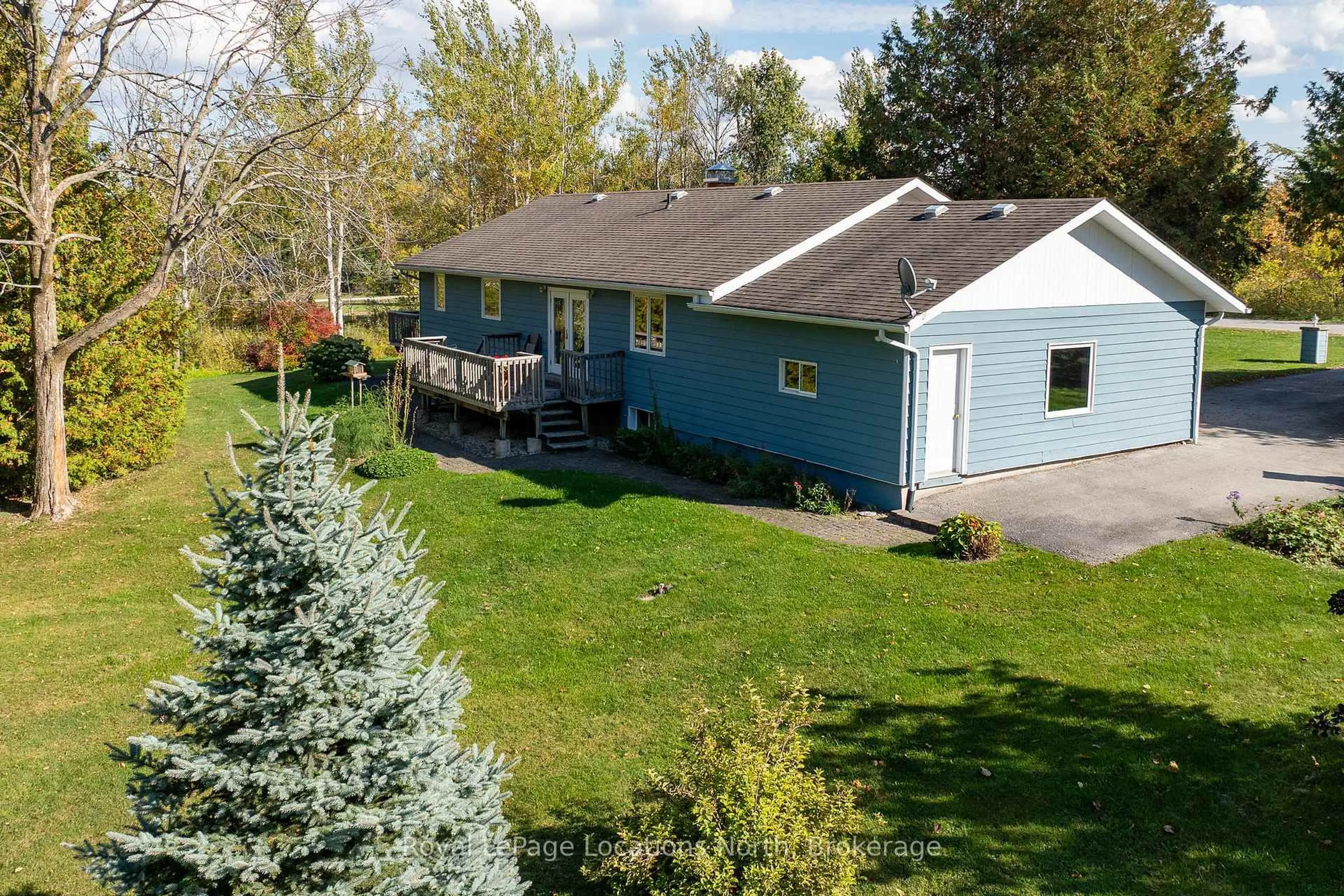 A pic from outside/outdoor area/front of a property/back of a property/a pic from drone, unknown for 14 Sydenham Tr, Clearview Ontario L0M 1H0