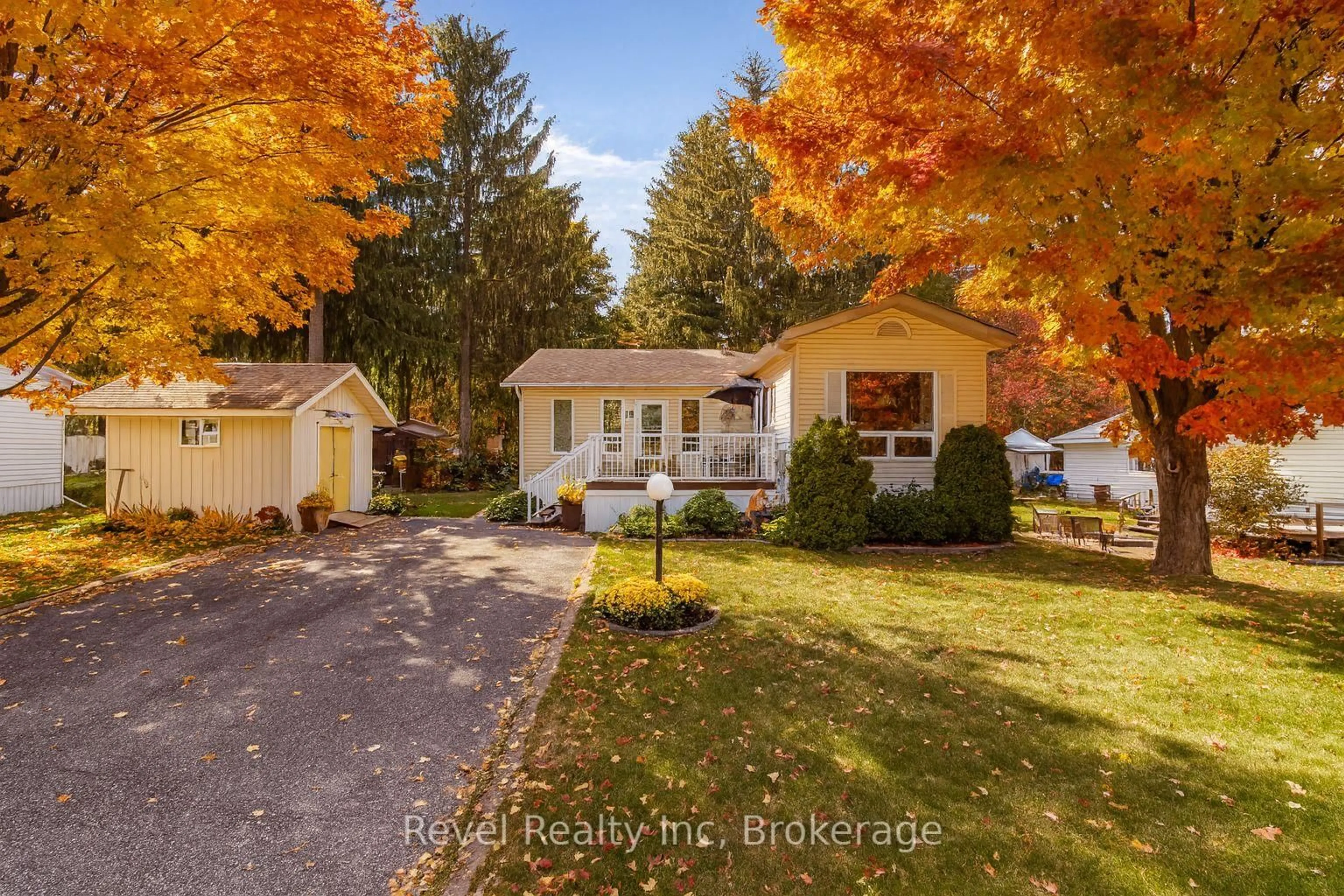 A pic from outside/outdoor area/front of a property/back of a property/a pic from drone, street for 5411 Elliott Sdrd #19, Tay Ontario L4R 4K3