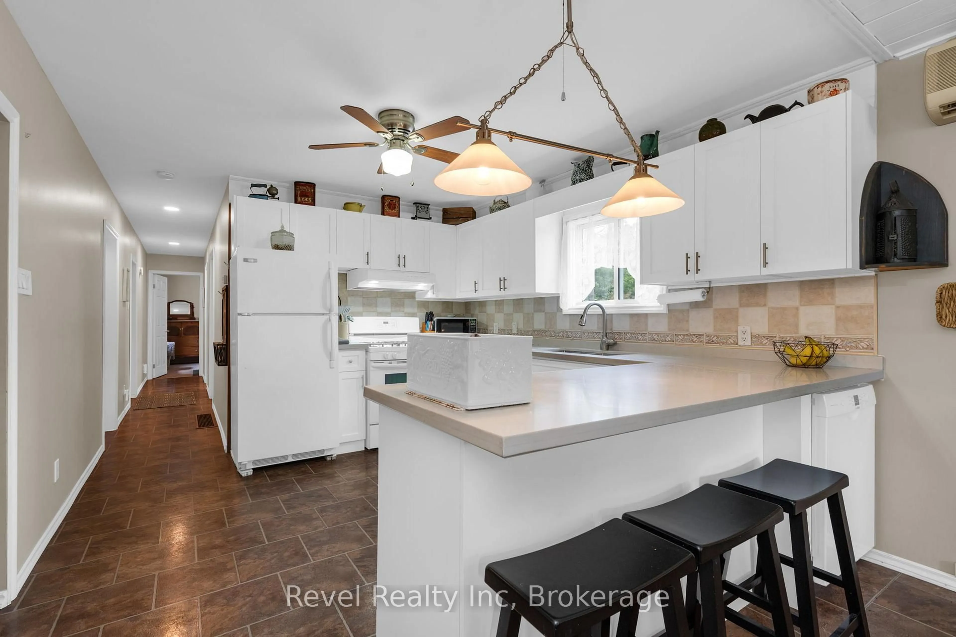 Open concept kitchen, ceramic/tile floor for 5411 Elliott Sdrd #19, Tay Ontario L4R 4K3