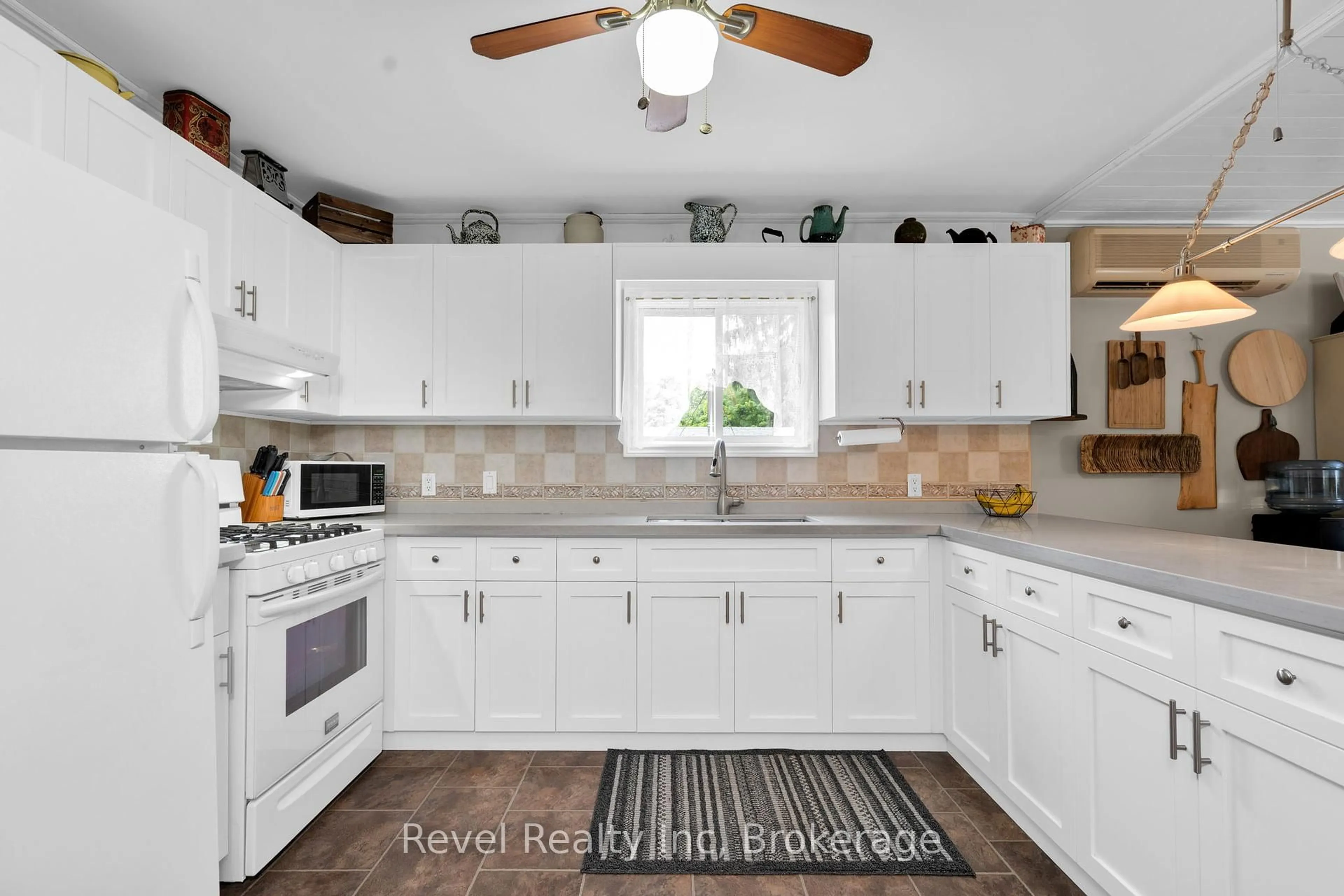 Open concept kitchen, ceramic/tile floor for 5411 Elliott Sdrd #19, Tay Ontario L4R 4K3