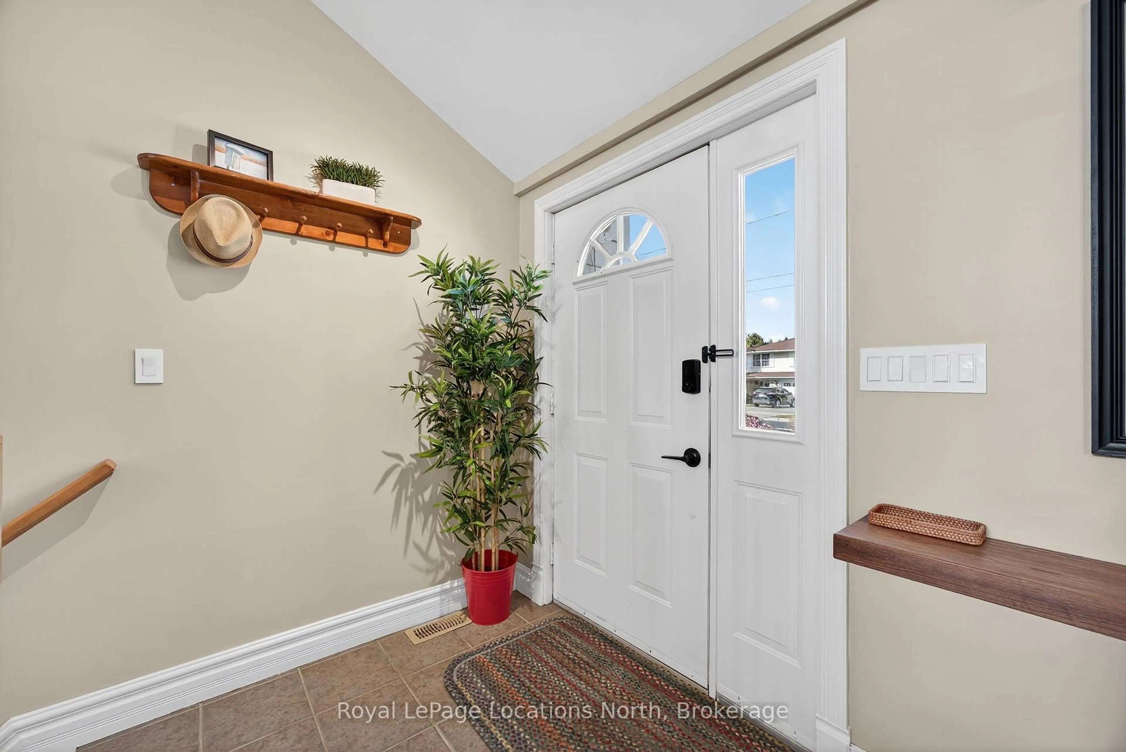 Indoor entryway for 390 Sixth St, Collingwood Ontario L9Y 1Z7